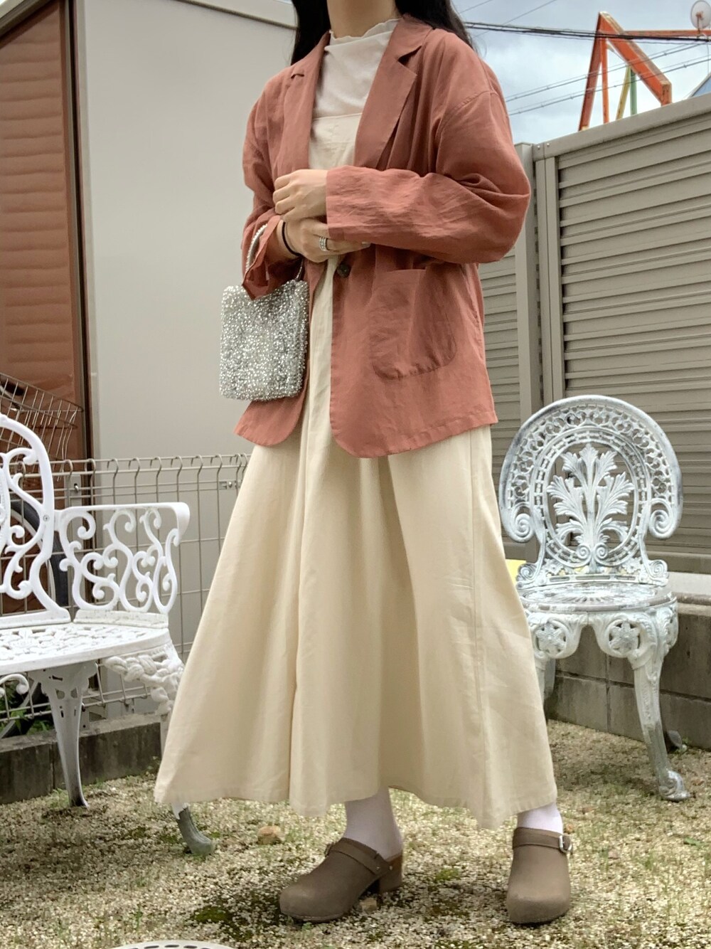 「オトナカジュアル、ootd、きれいめカジュアル、ロングワンピース、シースルー、くすみカラー、アースカラー、エプロンワンピース、ワイヤーバッグ、レイヤードスタイル」｜「Te chichiのアイテム（トップス、ホワイト系）」を使った、アイさん（レディース・162cm）の夏コーディネートの1枚目の写真