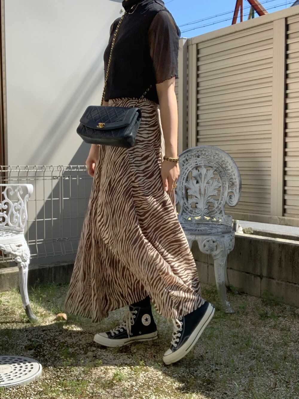 「休日スタイル、ootd、シースルー、converse、スニーカー、ゼブラ柄、ロングスカート、柄スカート、chanel、CT70s」｜「CHANELのアイテム（ショルダーバッグ、ブラック系）」を使った、アイさん（レディース・162cm）の夏コーディネートの1枚目の写真