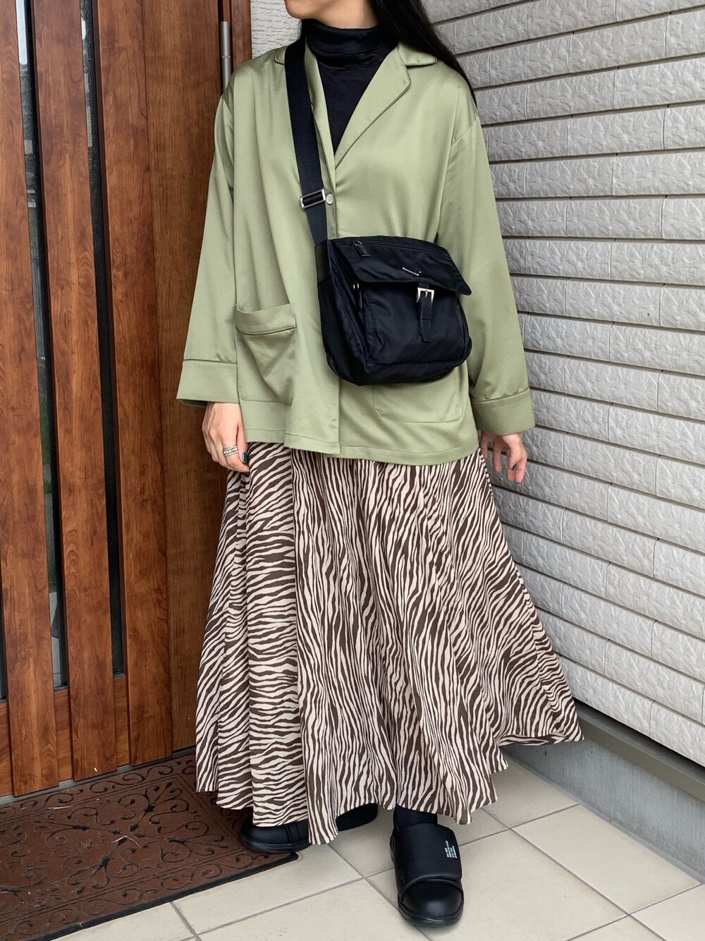 「秋コーデ、シャツ、ゼブラ柄、シャツスタイル、ピスタチオ、スニーカー、Moonstar、シースルー、オーバーサイズ、ロングスカート」｜「JOURNAL STANDARDのゼブラプリントスカート（スカート、ブラウン系）」を使った、アイさん（レディース・162cm）の秋コーディネートの1枚目の写真