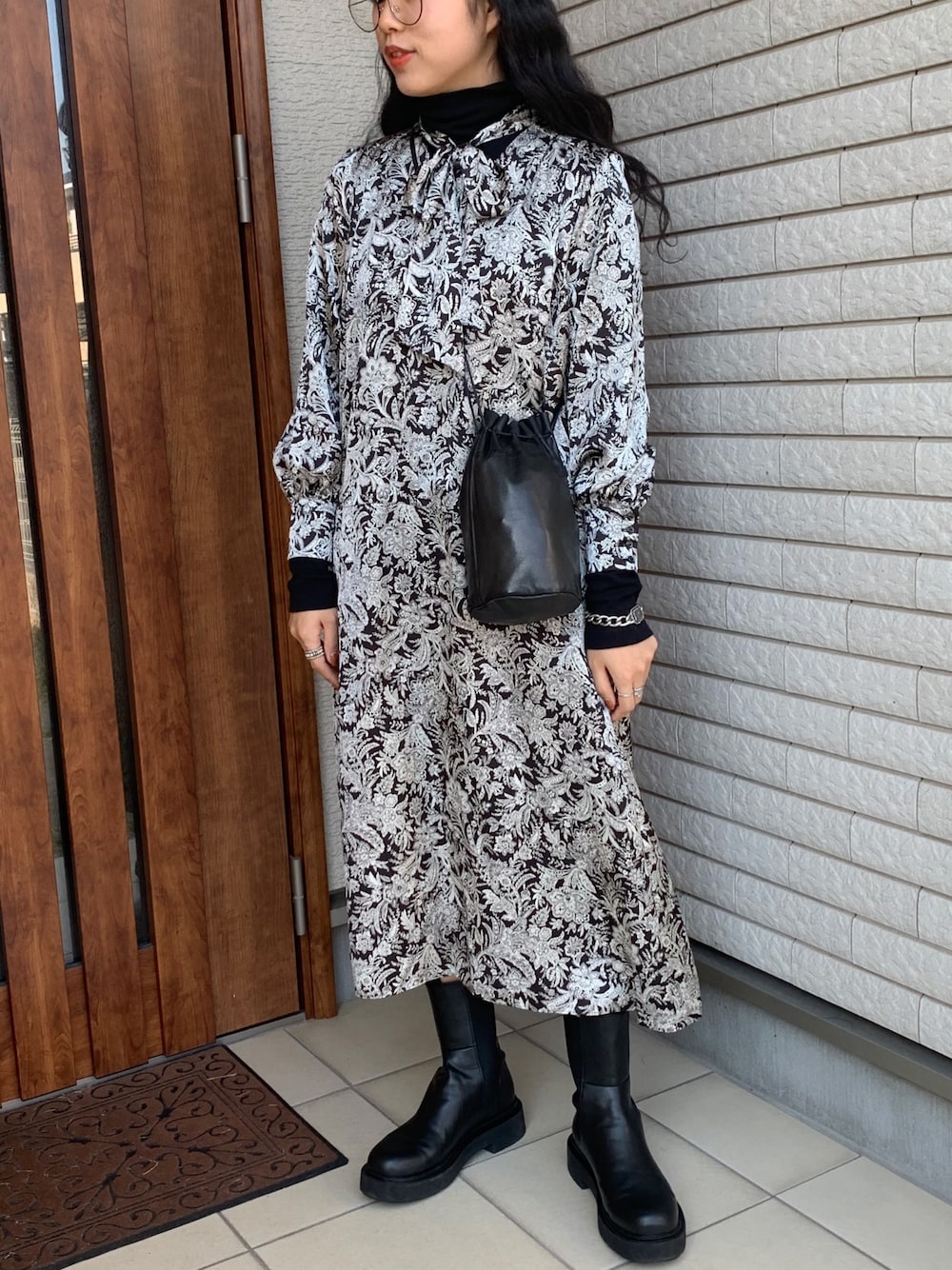 「秋のコーデ、レザーLOVEスナップ、ショートブーツ、柄ワンピース、ボウタイ、モノトーン、ブラック、巾着バッグ、ワンピース、シンプル」｜「ADAM ET ROPE'のフラワーペイズリーワンピース（ワンピース、ブラック系）」を使った、アイさん（レディース・162cm）の秋コーディネートの1枚目の写真