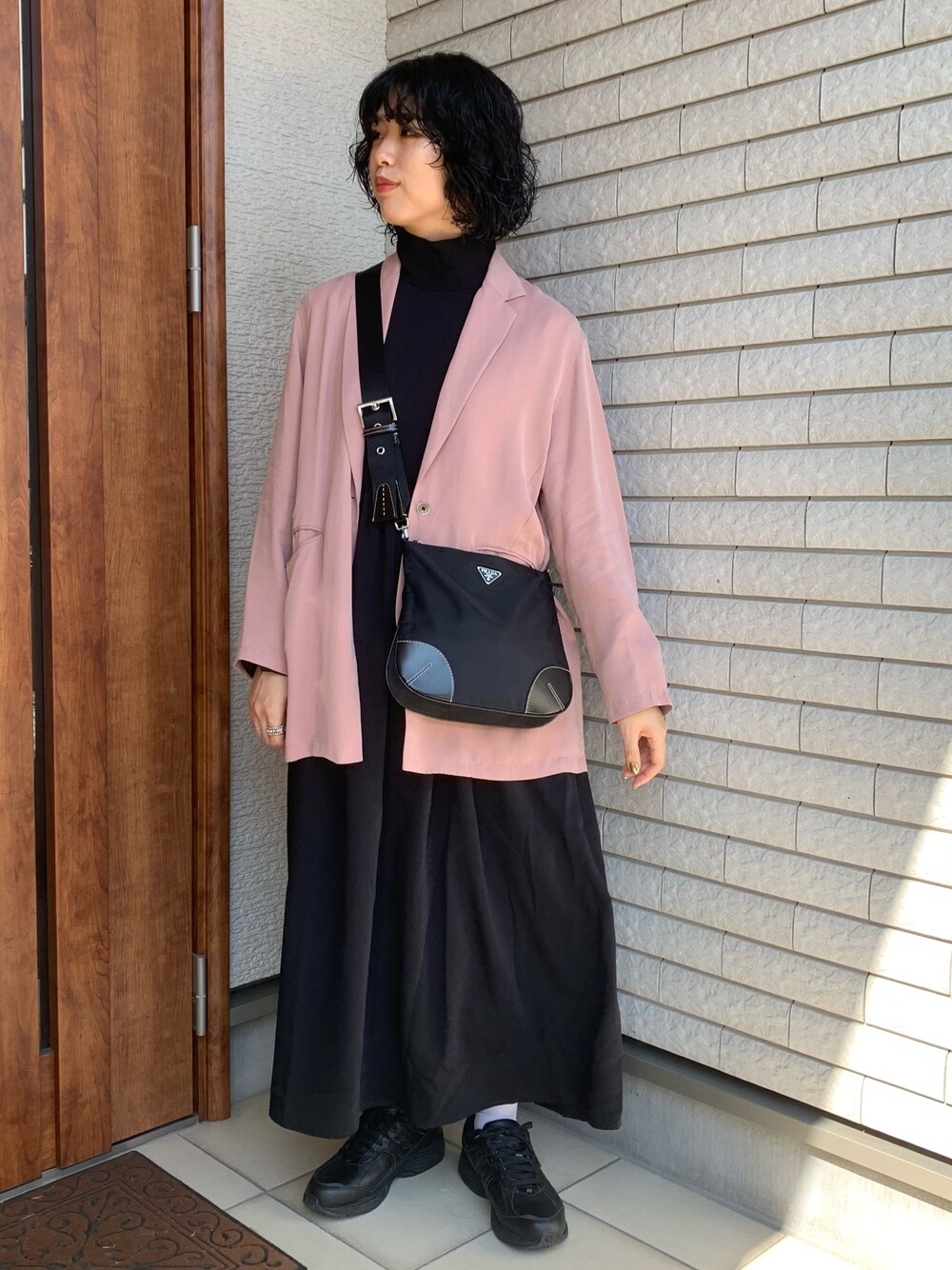 「シンプル、春コーデ、ピンク、ブラック、ジャケット、ワンピース、スニーカー、休日スタイル、ニューバランス、ハイネック」｜「Steven Alanの＜Steven Alan＞CUPRA SHIRT JACKET/ジャケットо（テーラードジャケット、ピンク系）」を使った、アイさん（レディース・162cm）の春コーディネートの1枚目の写真