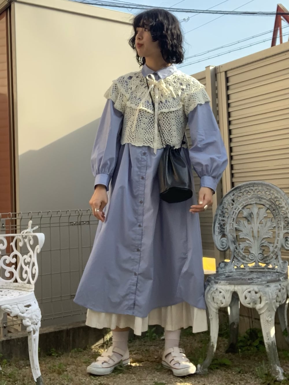 「春カラースタイル、ラフ、スニーカー、ビッグシルエット、ワンピース、レイヤードスタイル、休日スタイル、ブルー、春コーデ、巾着バッグ」｜「GLOBAL WORKのボリュームスリーブシャツワンピース/933860（シャツワンピース、ブルー系）」を使った、アイさん（レディース・162cm）の春コーディネートの1枚目の写真