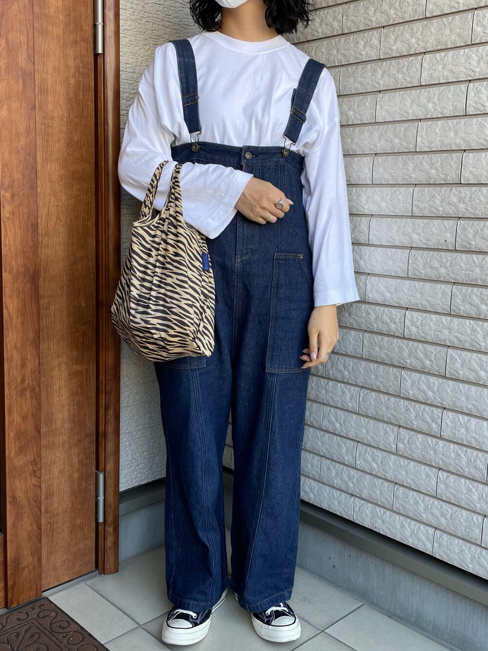 「シンプル、カジュアル、ゆるコーデ、春夏コーデ、UNIQLO、converse、オーバーオール、ラフ、デニム、スニーカー」｜「UNIQLOのアイテム（Tシャツ/カットソー、ホワイト系）」を使った、アイさん（レディース・162cm）の春コーディネートの1枚目の写真