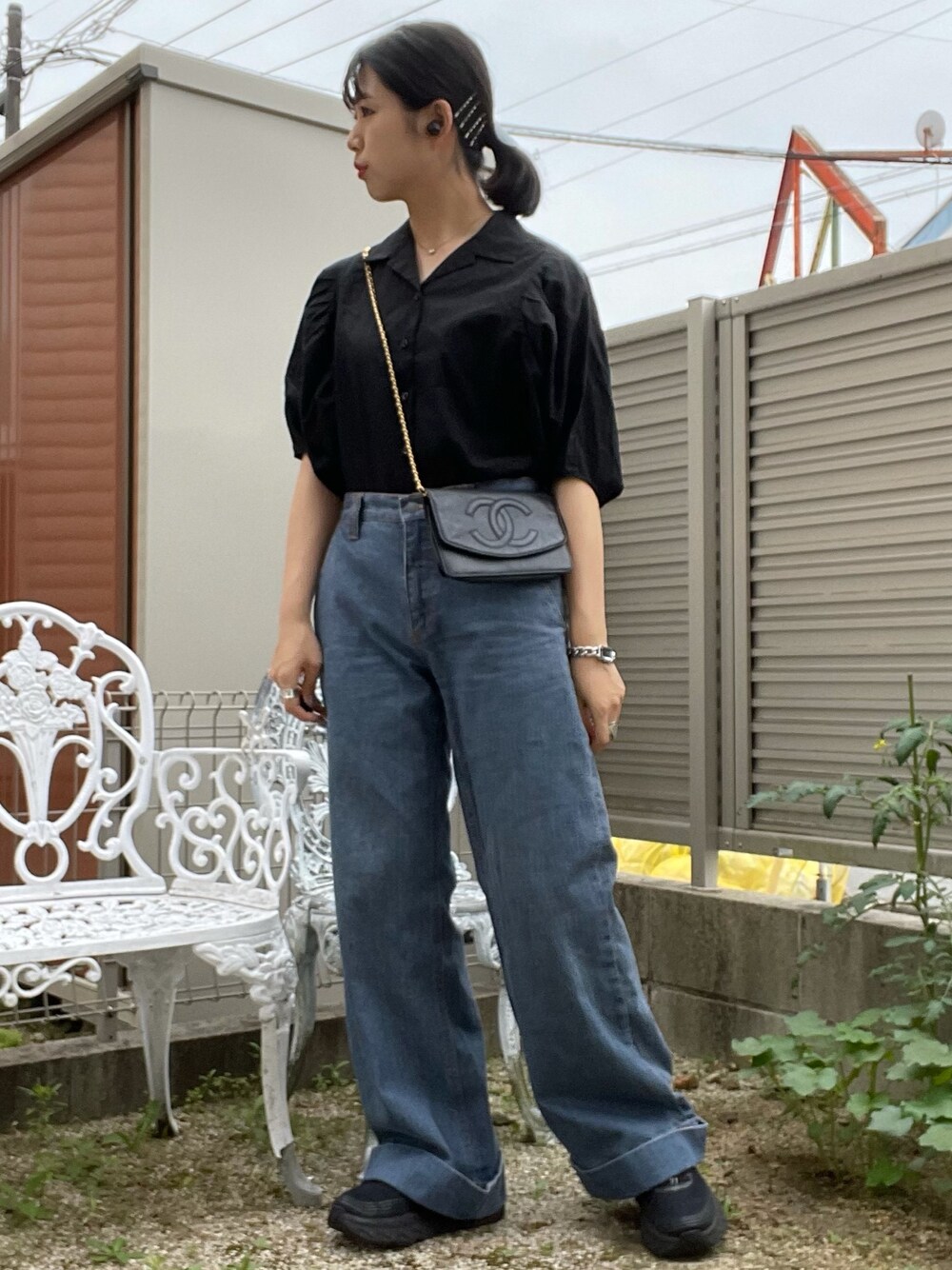 「夏コーデ、カジュアルコーデ、ラフ、デニム、ブラック、スニーカー、シャツスタイル、バギーパンツ、シンプル、休日スタイル」｜「UNITED ARROWSのUWSC ドルマン ギャザーシャツ（シャツ/ブラウス、ブラック系）」を使った、アイさん（レディース・162cm）の夏コーディネートの1枚目の写真