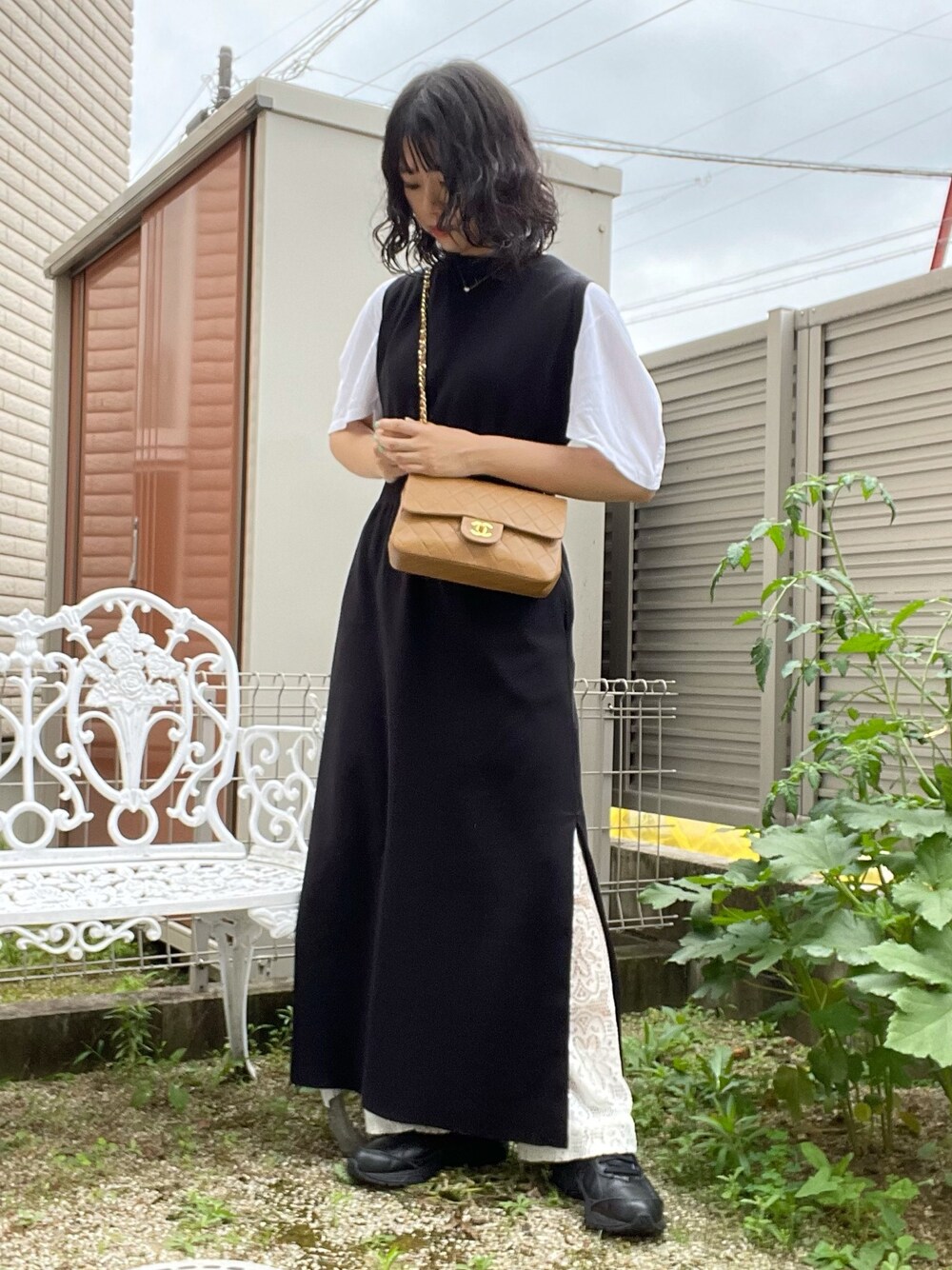 「夏、休日スタイル、白Tシャツ、モノトーン、ブラック、ホワイト、スニーカー、ニューバランス、レース、ワンピース」｜「HYKEのアイテム（ワンピース、ブラック系）」を使った、アイさん（レディース・162cm）の夏コーディネートの1枚目の写真