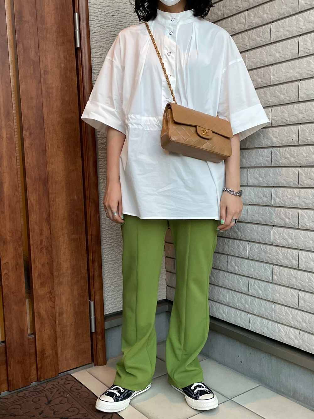 「夏コーデ、カジュアル、シャツスタイル、シンプル、オーバーサイズ、スラックス、グリーン、ホワイト、スニーカー、コンバース」｜「green label relaxingのCFC Tavii スナップ ボタン アノラック ブラウス（シャツ/ブラウス、ホワイト系）」を使った、アイさん（レディース・162cm）の夏コーディネートの1枚目の写真