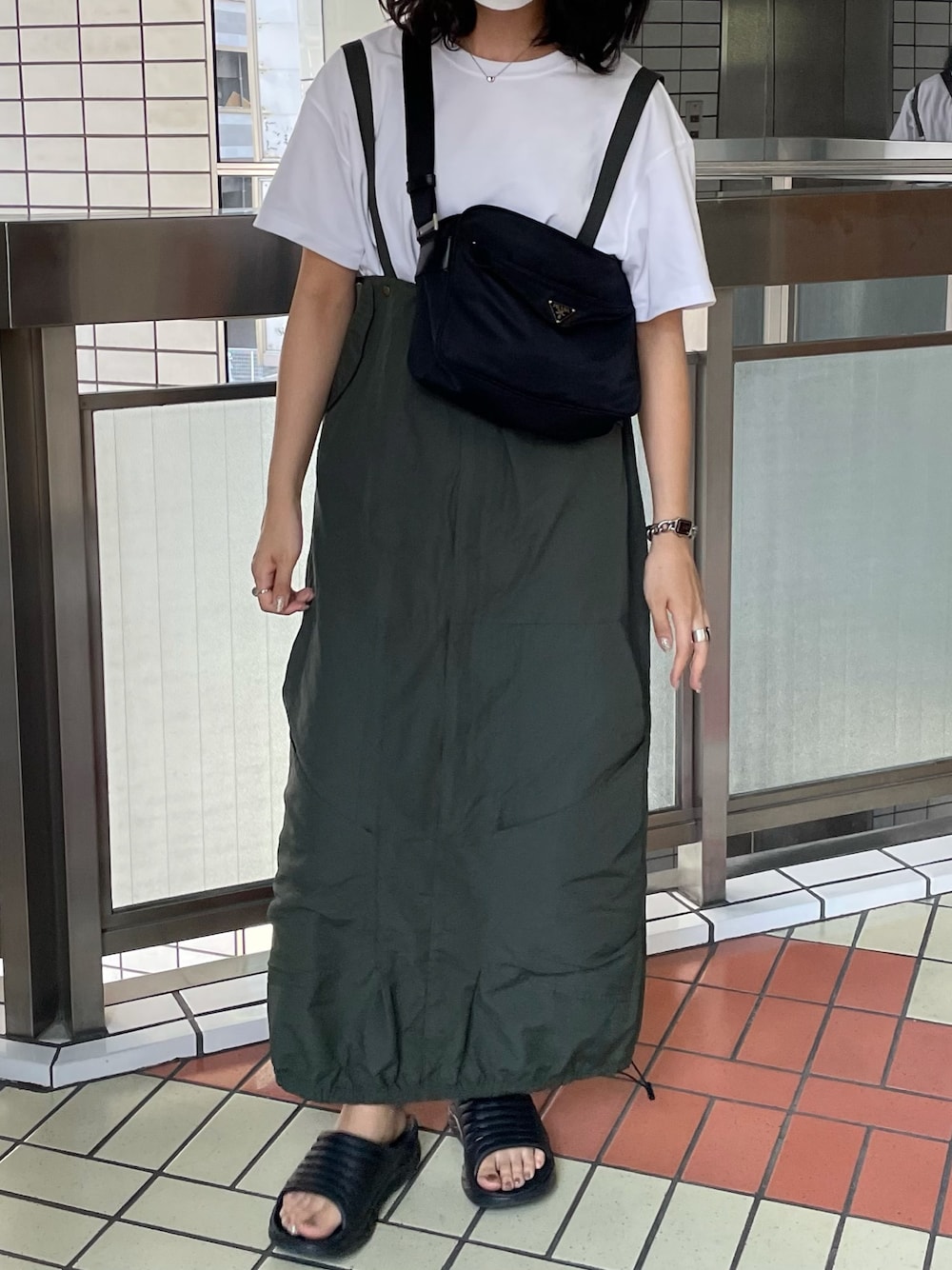 「休日スタイル、カジュアル、夏、夏だ！Tシャツ着よう！、ラフ、シンプルコーデ、サンダル、ミリタリー、白Tシャツ、ジャンパースカート」｜「UNIQLOのクロップドクルーネックＴ（半袖）（Tシャツ/カットソー、ホワイト系）」を使った、アイさん（レディース・162cm）の夏コーディネートの1枚目の写真