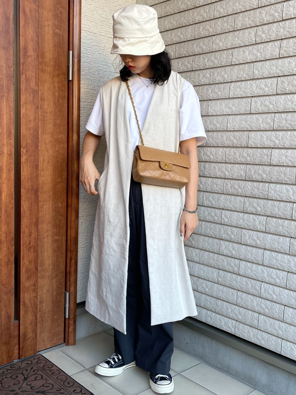 「カジュアル、シンプル、休日スタイル、夏コーデ、Tシャツ、ベスト、ユニクロ、バケットハット、コンバース、スニーカー」｜「KBFのバケットハット（ハット、ホワイト系）」を使った、アイさん（レディース・162cm）の夏コーディネートの1枚目の写真