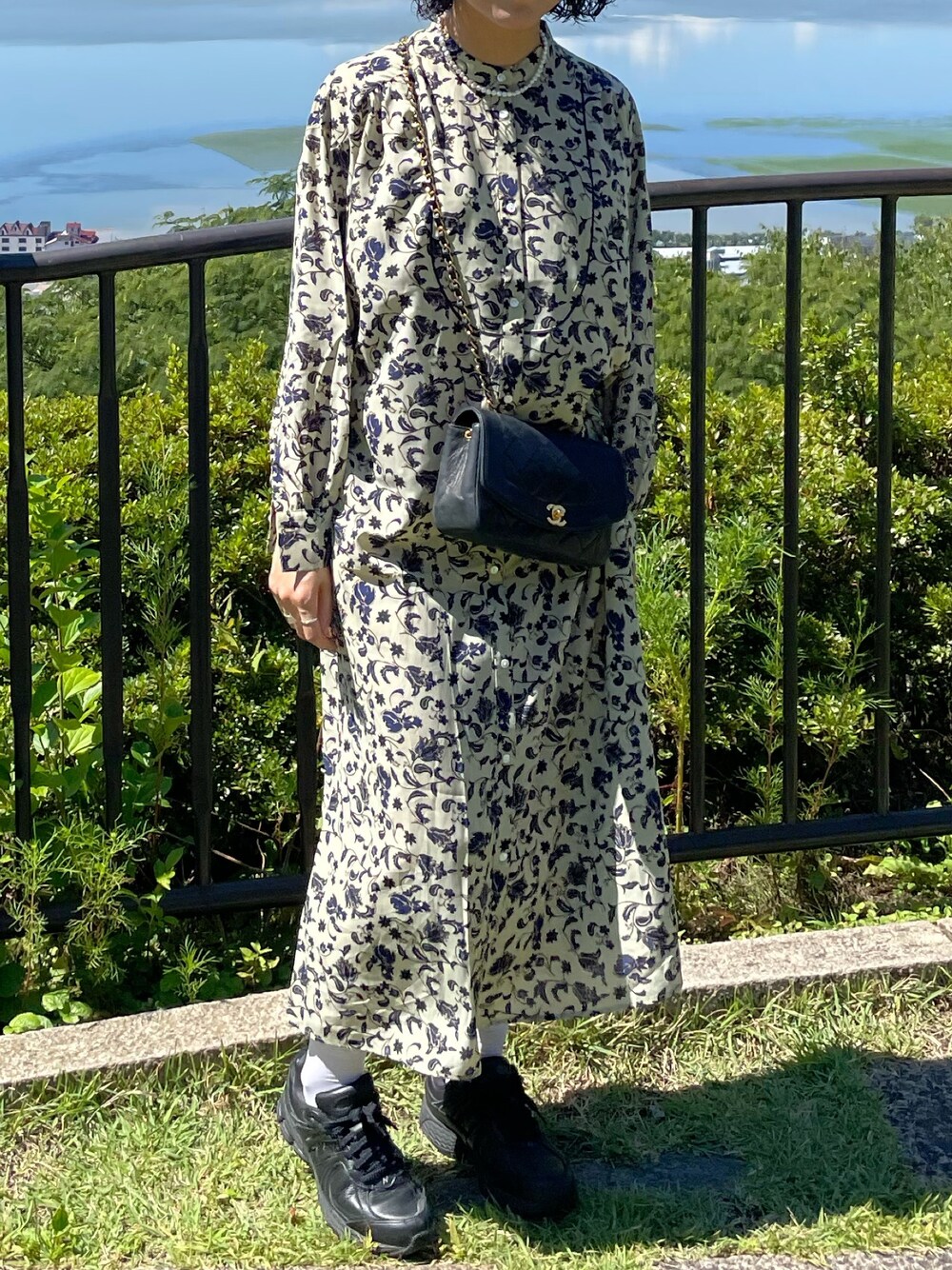 「秋のコーデ、休日スタイル、ワンピース、花柄、スニーカー、ニューバランス、ゆるコーデ、chanel、パールネックレス、シャツワンピ」｜「green label relaxingのヴィンテージ フラワー プリント ワンピース（ワンピース、ホワイト系）」を使った、アイさん（レディース・162cm）の秋コーディネートの1枚目の写真
