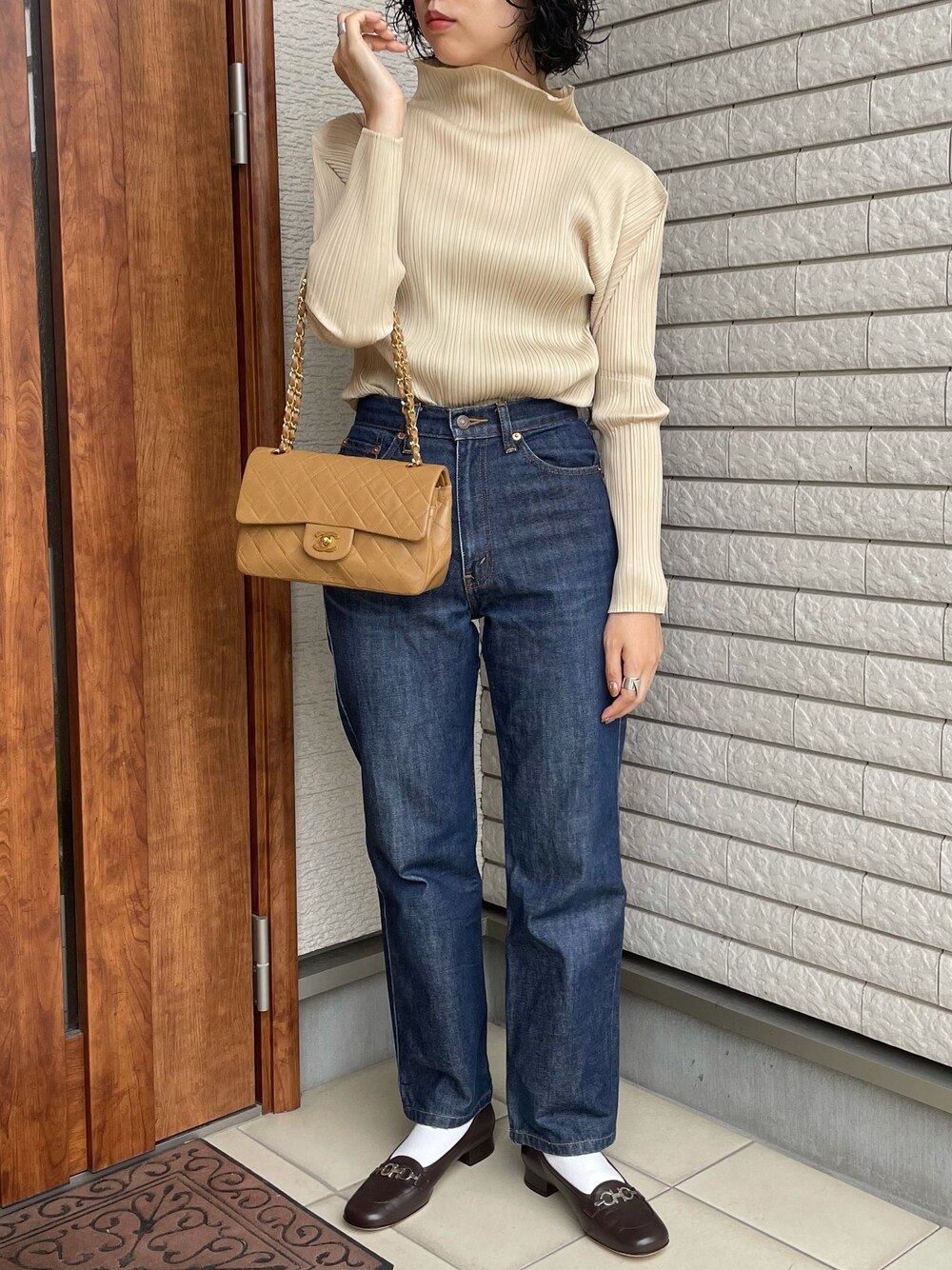 「シンプルコーデ、秋色、カジュアル、ラクチンコーデ、デニムパンツ、ベージュ、プリーツ、パンプス、ラフ、休日スタイル」｜「PLEATS PLEASEのアイテム（Tシャツ/カットソー、ベージュ系）」を使った、アイさん（レディース・162cm）の秋コーディネートの1枚目の写真