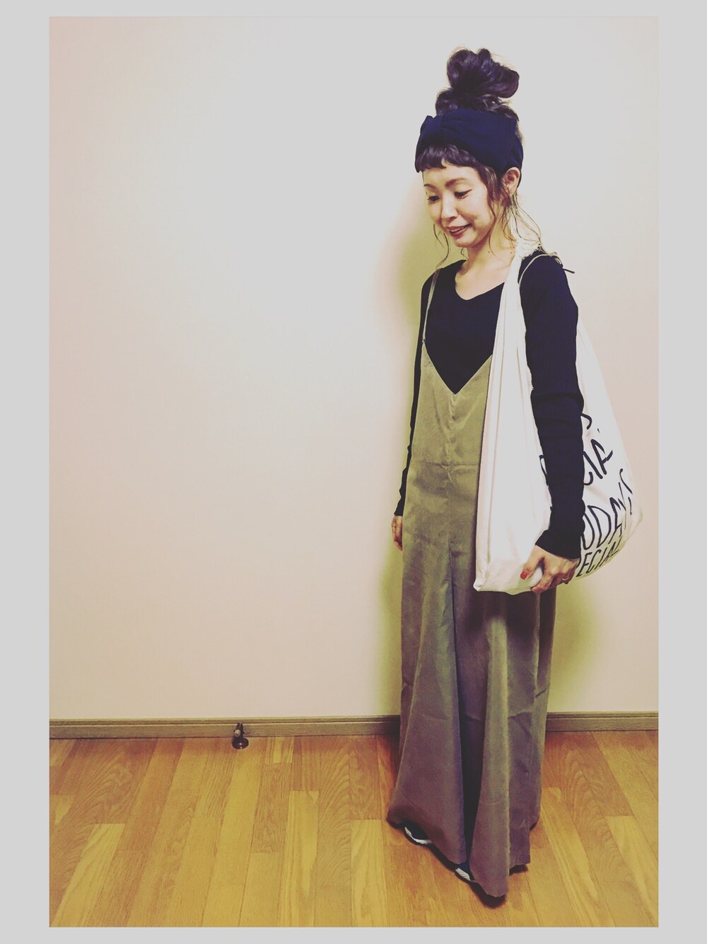 「earth music&ecology、サロペット、ロンパース、秋のコーデ、おだんごヘアー、Today's special、New Balance、おんまゆ」｜「earth music&ecologyの・ピーチスキンロンパース（サロペット/オーバーオール、ベージュ系）」を使った、tomopuuさん（レディース・152cm）の秋コーディネートの1枚目の写真