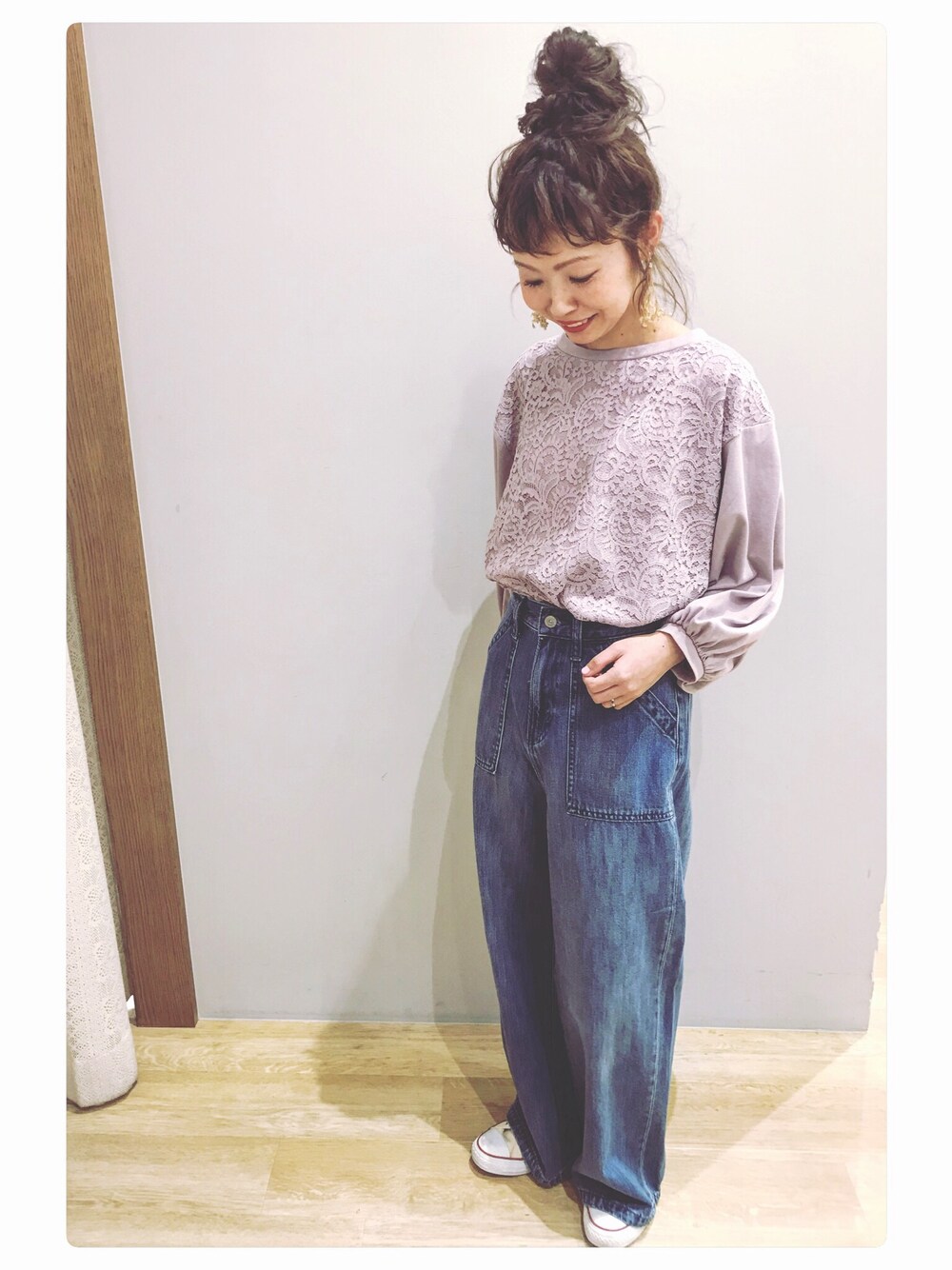 「earth music&ecology、アースミュージック＆エコロジー、カジュアル、デニム、プチプラ、レーストップス、ベイカーパンツ、ラベンダー、シンプルコーデ、イオンモール新小松」｜「earth music&ecologyの・フロントレースカットプルオーバー（Tシャツ/カットソー、パープル系）」を使った、tomopuuさん（レディース・152cm）の春コーディネートの1枚目の写真