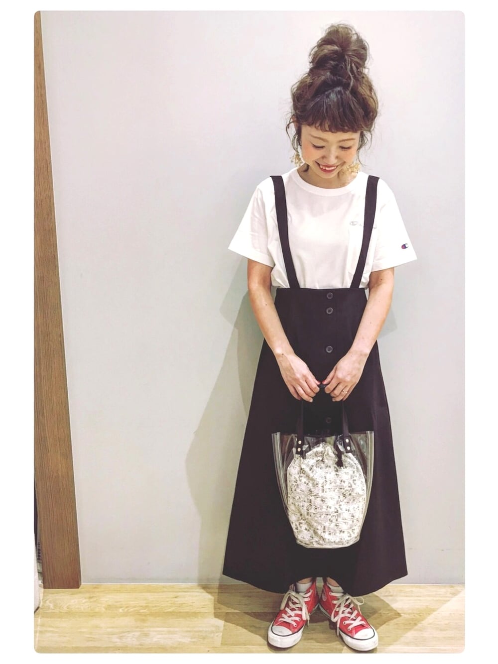 「earth music&ecology、アースミュージック＆エコロジー、サス付きスカート、前ボタンスカート、Champion、Tシャツ、ポパイ、ハイカットスニーカー、赤コンバース、イオンモール新小松」｜「Championの【別注】Champion ×earthポケットTシャツ（Tシャツ/カットソー、ホワイト系）」を使った、tomopuuさん（レディース・152cm）の春コーディネートの1枚目の写真