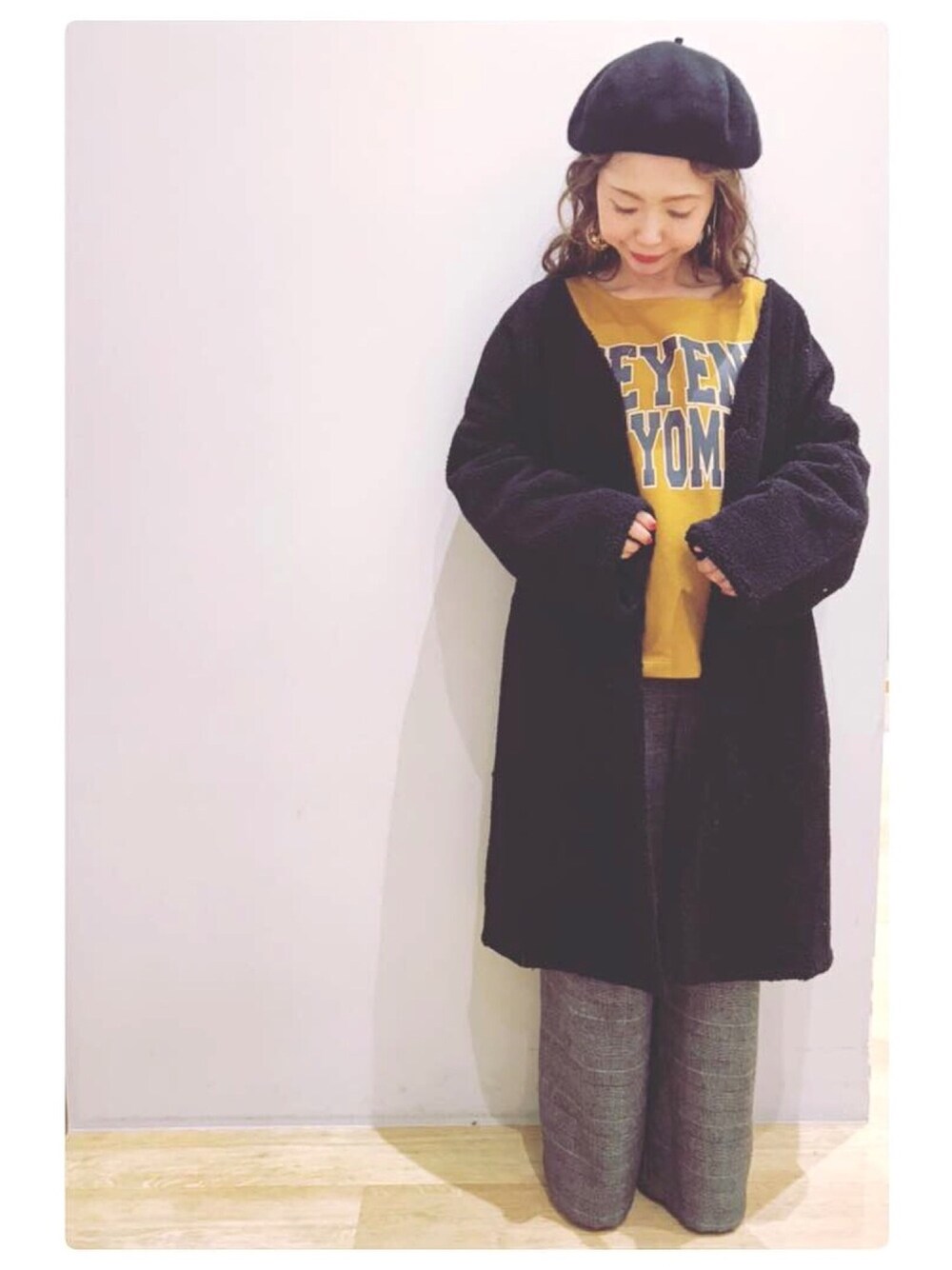「earth music&ecology、アースミュージック＆エコロジー、スウェット、ロゴスウェット、マスタード、チェックパンツ、ベレー帽、ボア、ボアコート、イオンモール新小松」｜「earth music&ecologyのバスクベレー（ハンチング/ベレー帽、ブラック系）」を使った、tomopuuさん（レディース・152cm）の秋コーディネートの1枚目の写真