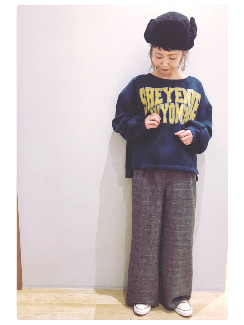 グリーン系のTシャツ/カットソー、その他のその他パンツを着用したレディースの秋コーディネートの1枚目の写真