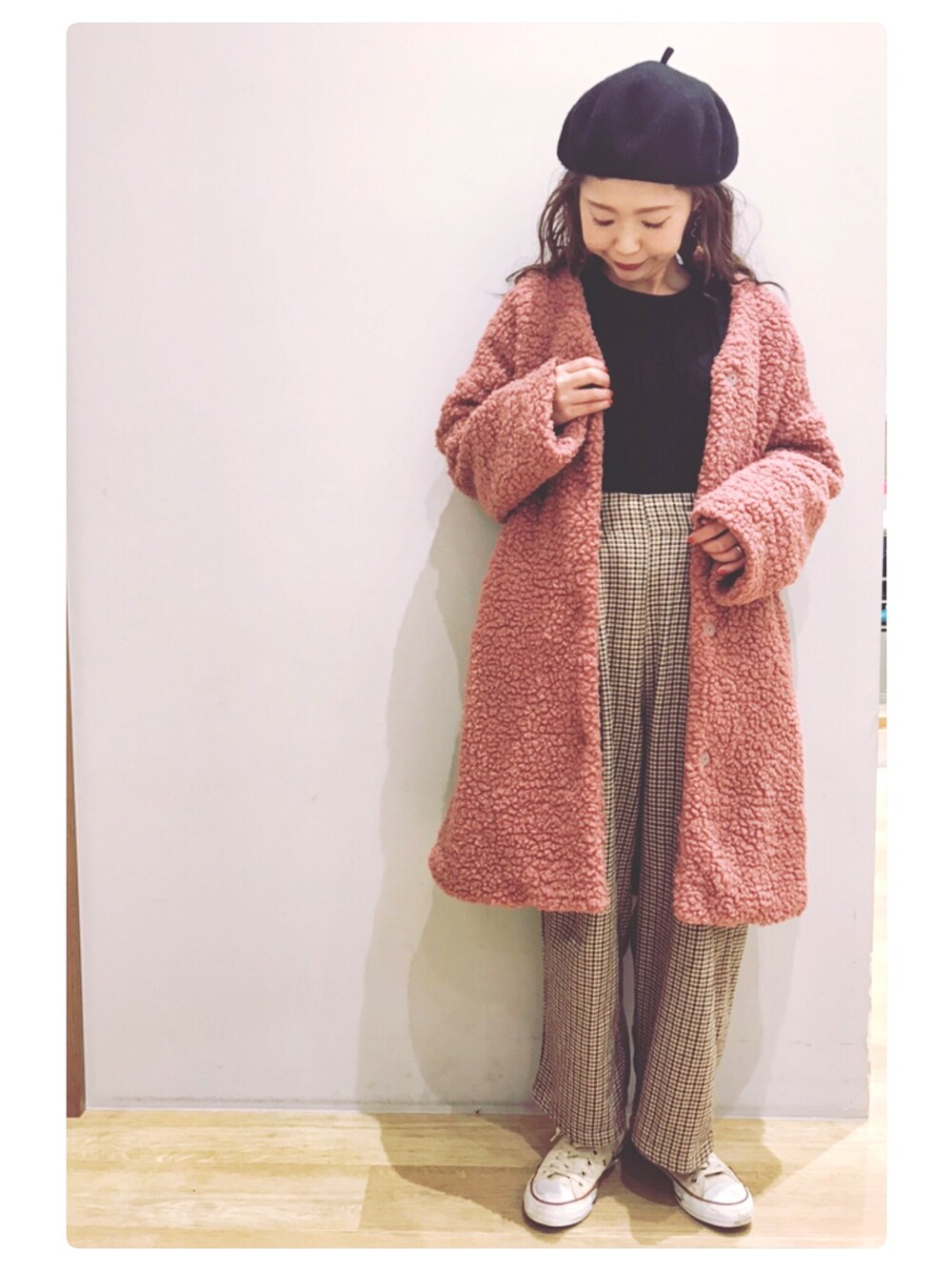 ブラック系のニット/セーター、ピンク系のダウンジャケット/コート、イエロー系のその他パンツを着用したレディースの冬コーディネートの1枚目の写真