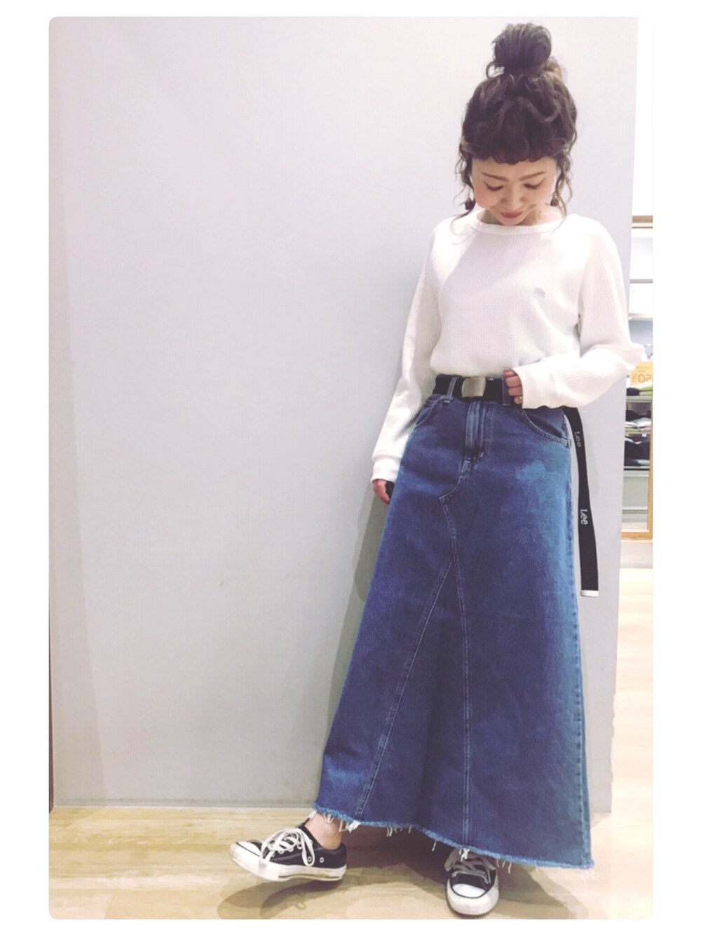 ホワイト系のTシャツ/カットソー、ブルー系のデニムスカートを着用したレディースの冬コーディネートの1枚目の写真