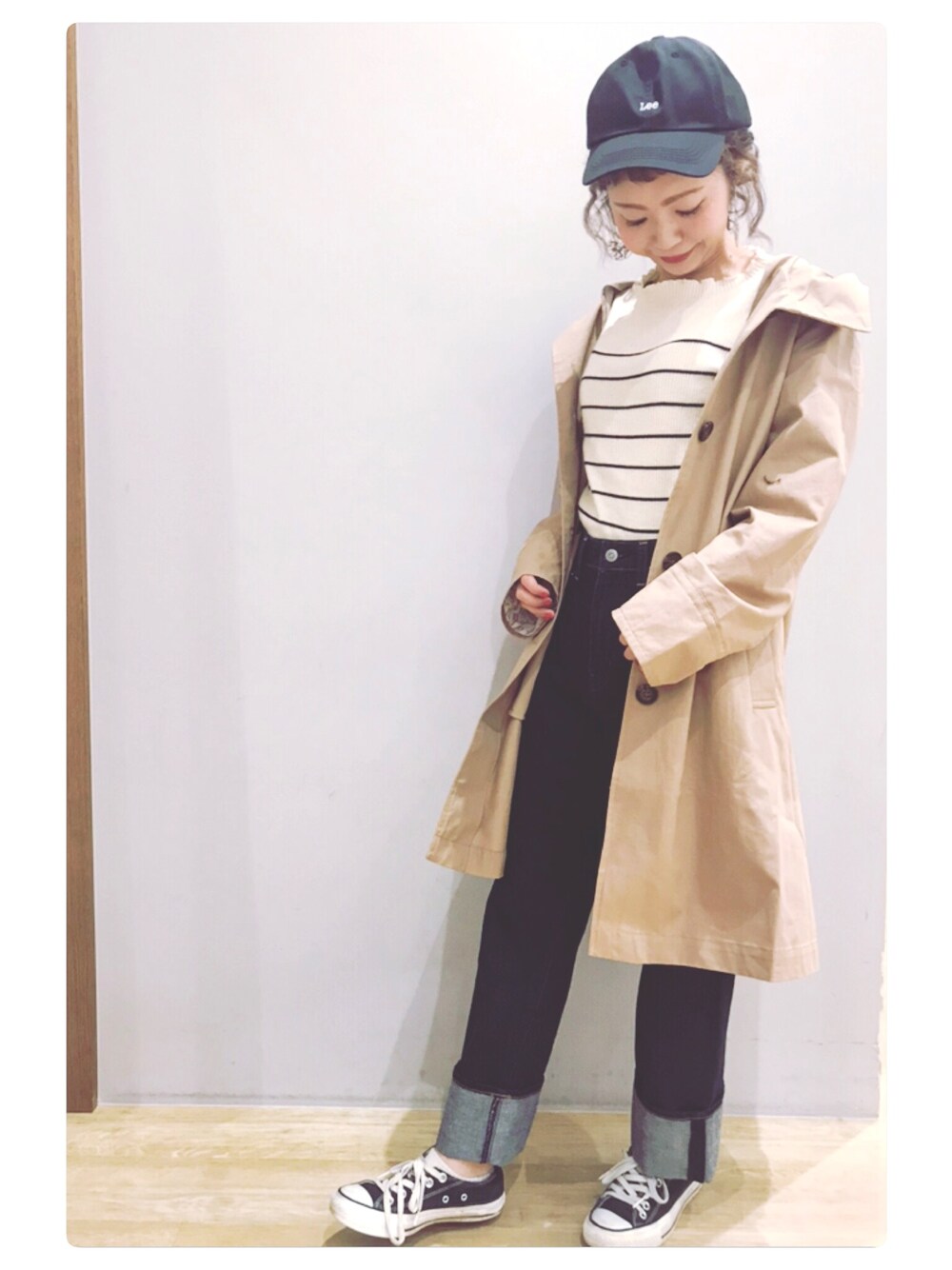 「earth music&ecology、アースミュージック＆エコロジー、ニット、ボーダー、デニム、ストレートデニム、フードコート、キャップ、カジュアル、イオンモール新小松」｜「LeeのLEE×earth ロゴキャップ（キャップ、ブラック系）」を使った、tomopuuさん（レディース・152cm）の冬コーディネートの1枚目の写真