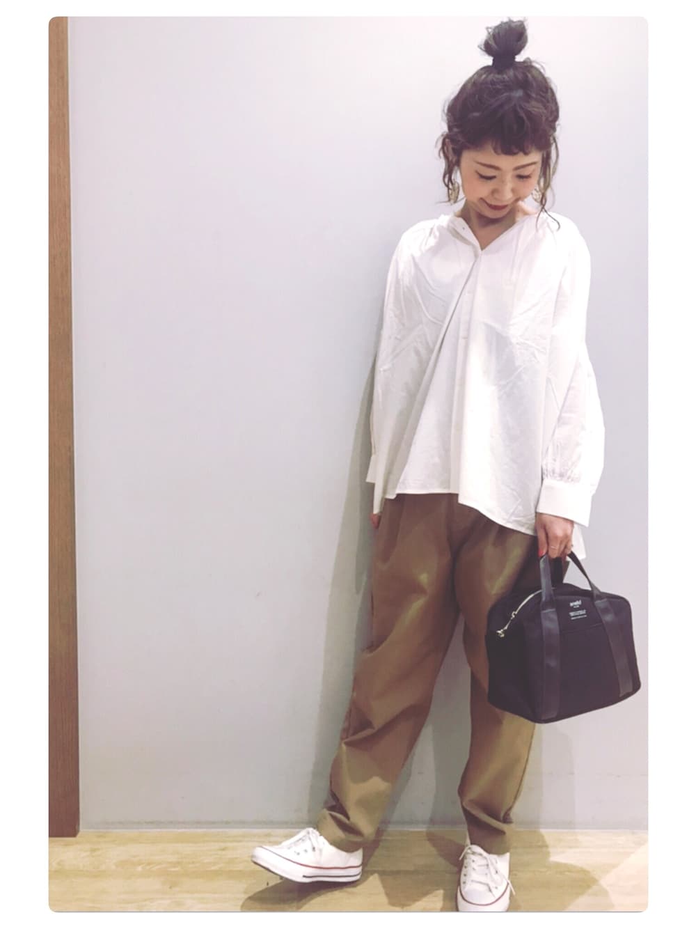 「earth music&ecology、アースミュージック＆エコロジー、シャツスタイル、シャツ、チノパン、テーパードパンツ、converse、プチプラコーデ、スニーカーコーデ、イオンモール新小松」｜「earth music&ecologyの・オーガニックブレンドスキッパーチュニック 〇（チュニック、ホワイト系）」を使った、tomopuuさん（レディース・152cm）の春コーディネートの1枚目の写真