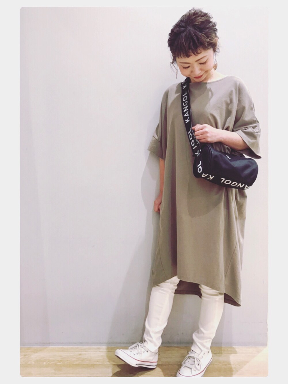 「earth music&ecology、アースミュージック＆エコロジー、ワンピース、スキニー、ベージュ、平成最後のWEARISTAセンバツ、シンプル、ビッグシルエット、スタッフセンバツ、イオンモール新小松」｜「earth music&ecologyの・コク-ンカットワンピ-ス（ワンピース、ベージュ系）」を使った、tomopuuさん（レディース・152cm）の春コーディネートの1枚目の写真