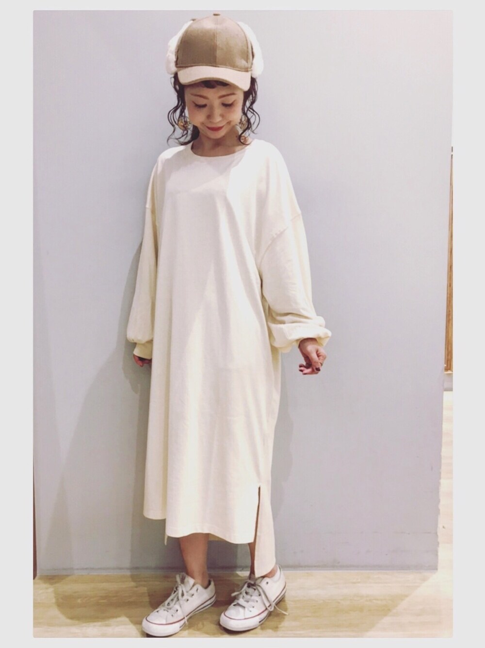 ホワイト系のワンピースを着用したレディースの夏コーディネートの1枚目の写真