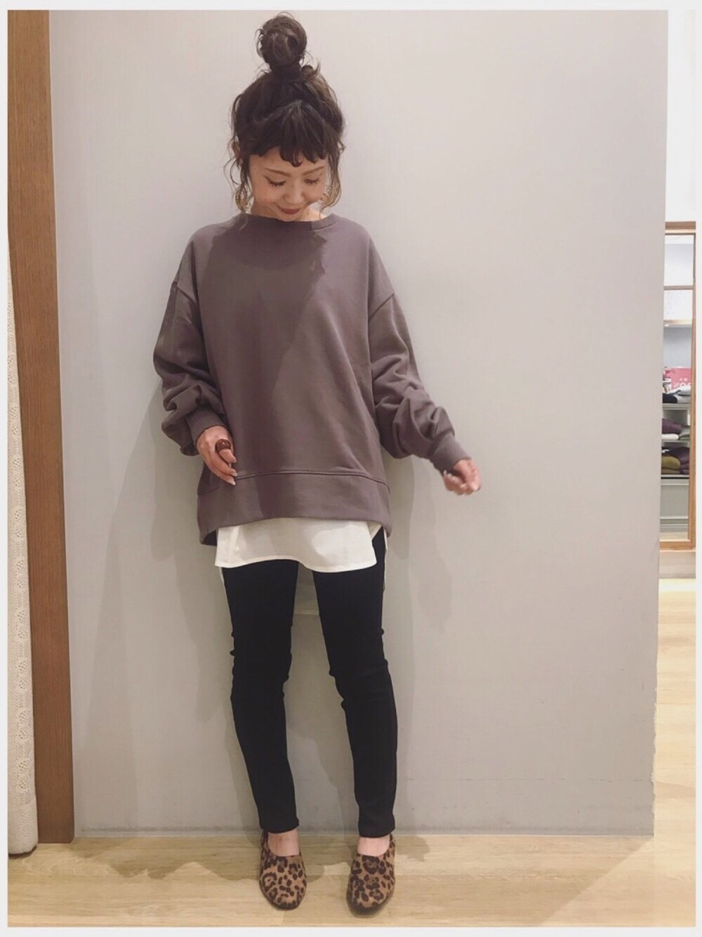 ブラウン系のスウェット、ホワイト系のTシャツ/カットソー、ブラック系のその他パンツを着用したレディースの秋コーディネートの1枚目の写真