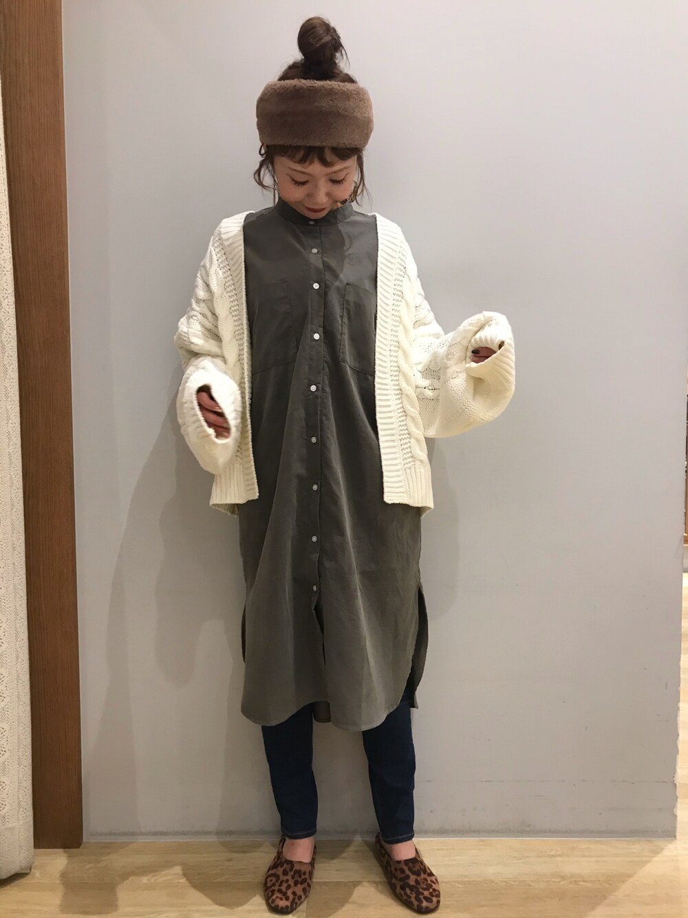 ホワイト系のカーディガン/ボレロ、グリーン系のワンピース、ブルー系のその他パンツを着用したレディースの秋コーディネートの1枚目の写真