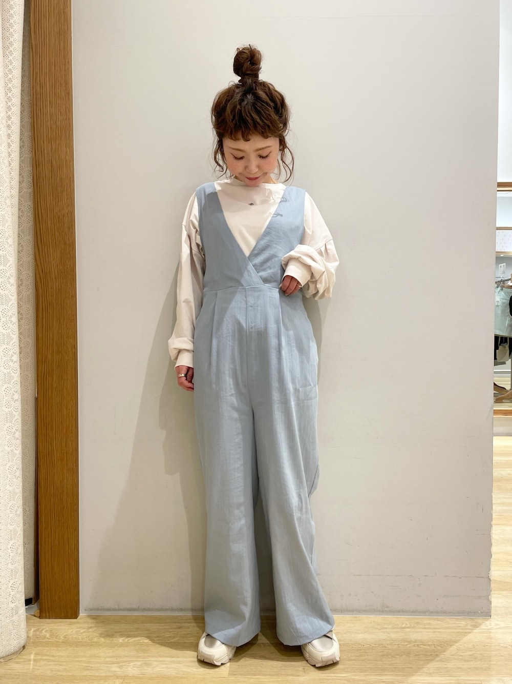 「SLURR、スラー、サロペット、春カラー、ブルー、バックリボン、ボリューム袖、プチプラ、春めきシューズ、イオンモール新小松」｜「SLURRのローズプリントボリュームスリーブ2WayロンT（Tシャツ/カットソー、ベージュ系）」を使った、tomopuuさん（レディース・152cm）の春コーディネートの1枚目の写真