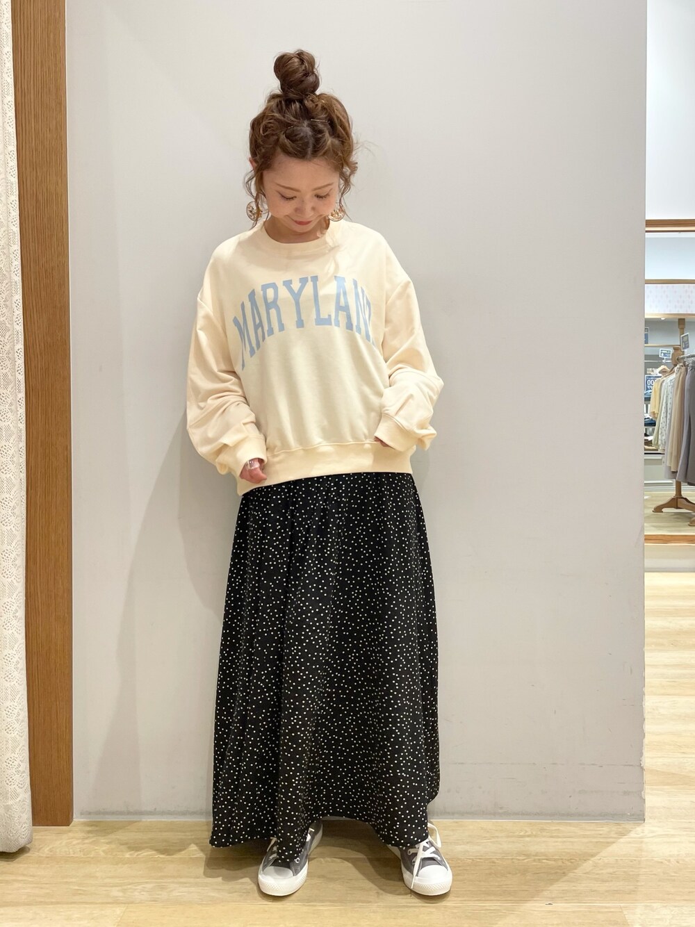 「これが私をアゲる服、SLURR、スラー、カレッジスウェット、オーバーサイズ、ワンピース、キャミワンピ、コンバース、プチプラ、イオンモール新小松」｜「SLURRのカレッジプリントオーバーサイズトレーナー（スウェット、ベージュ系）」を使った、tomopuuさん（レディース・152cm）の春コーディネートの1枚目の写真