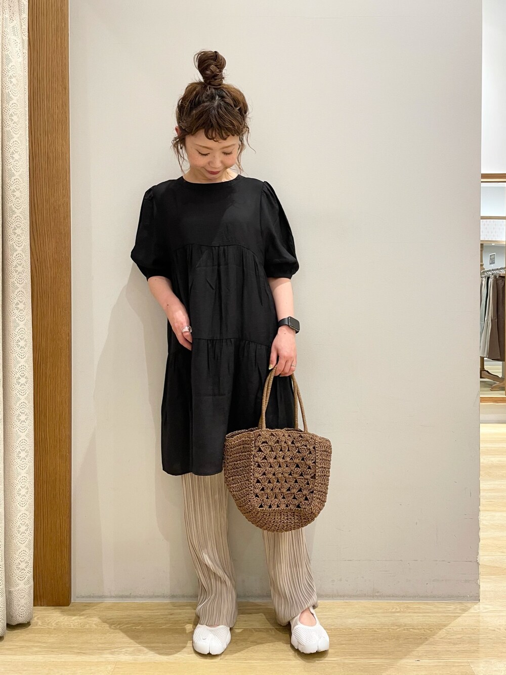 「これが私をアゲる服、earth music&ecology、アースミュージック＆エコロジー、ワンピース、ティアード、プリーツパンツ、エアリフト、ペーパーバッグ、プチプラ、イオンモール新小松」｜「earth music&ecologyのティアードミニワンピース ＊（ワンピース、ブラック系）」を使った、tomopuuさん（レディース・152cm）の春コーディネートの1枚目の写真
