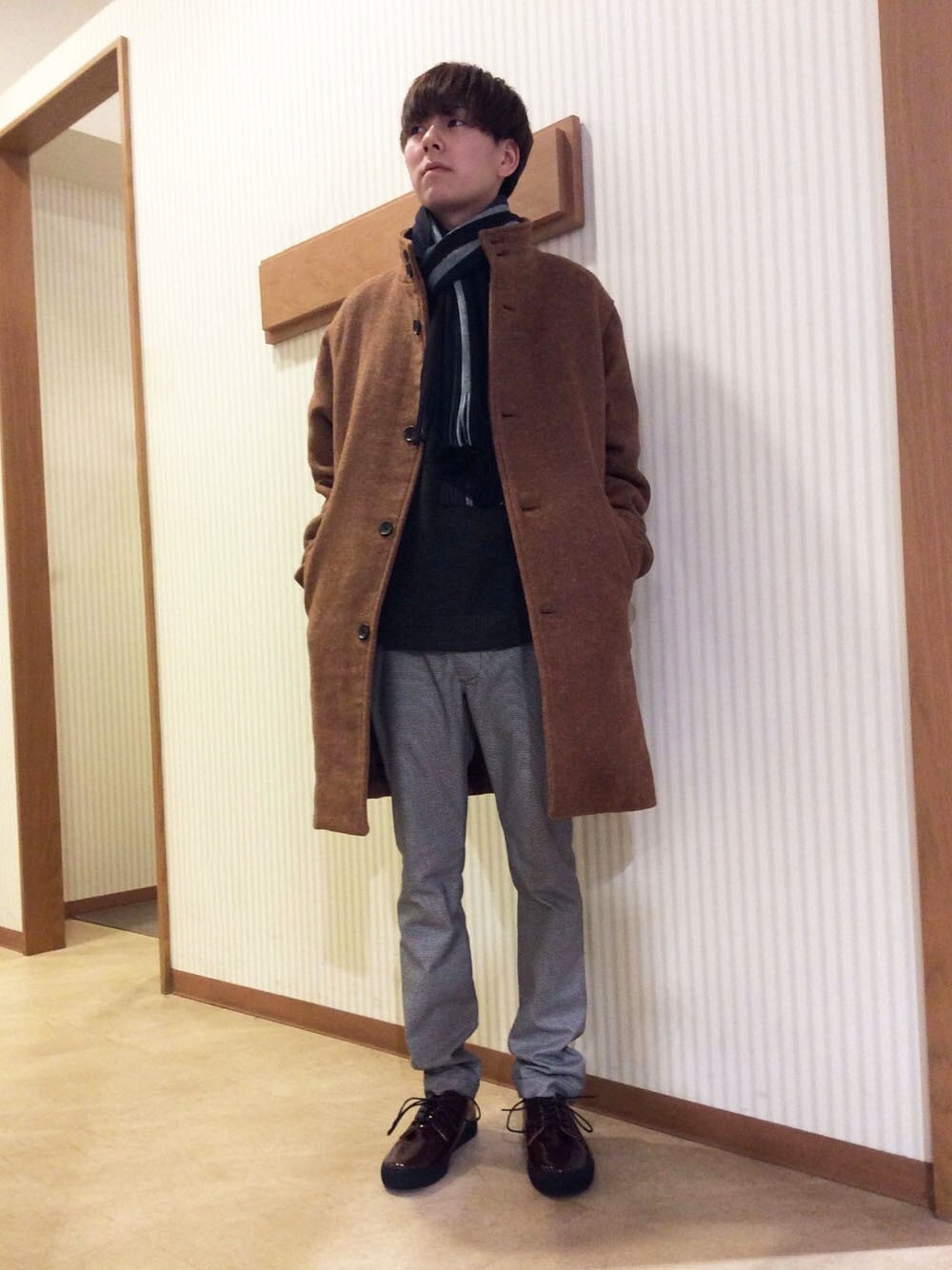 グレー系のトップス、グレー系のパンツ、ブラウン系のジャケット/アウターを着用したメンズの冬コーディネートの1枚目の写真