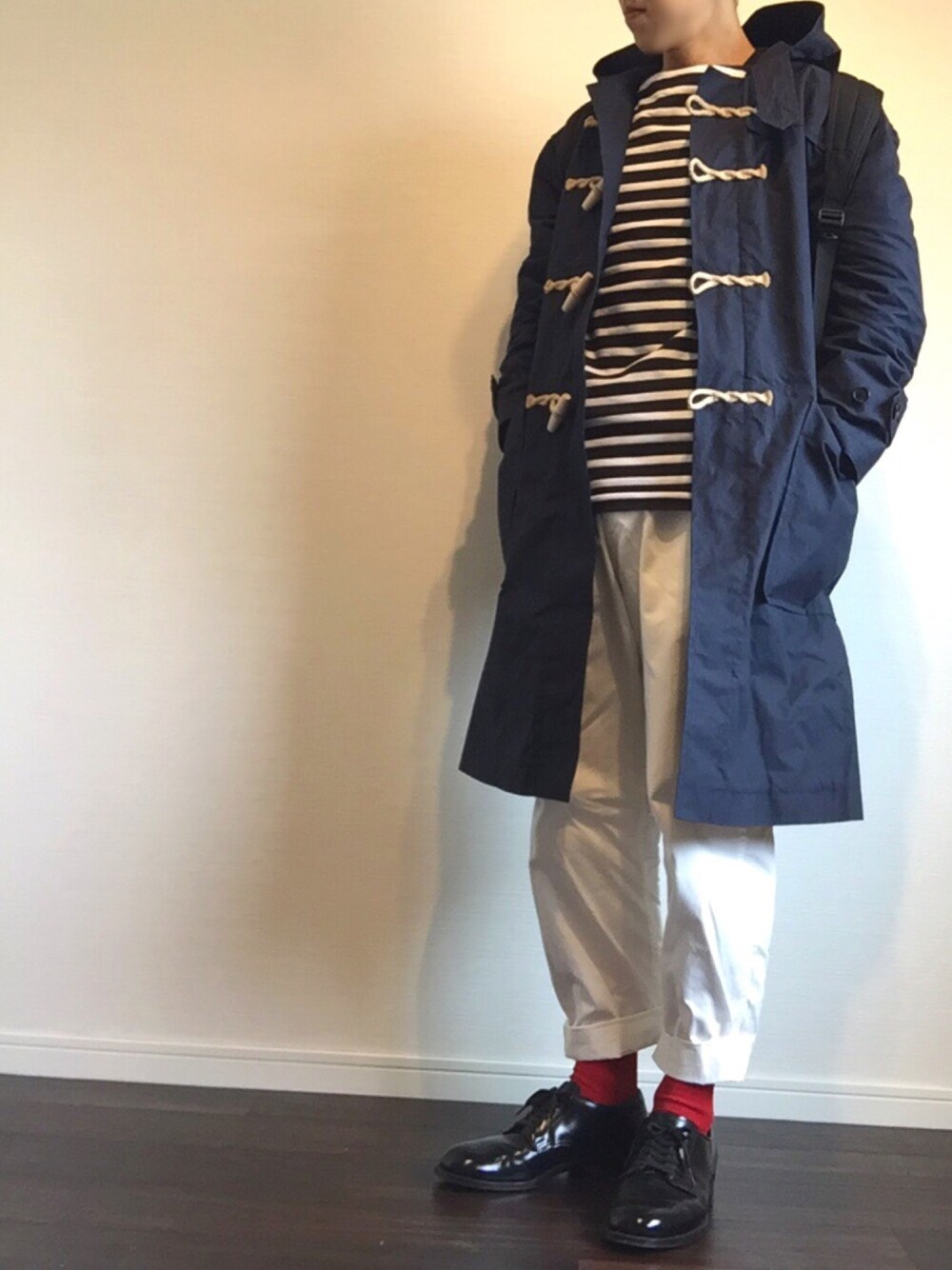 「休日スタイル、シンプル、ダッフルコート、ボーダー、ホワイトパンツ、革靴、リュック、めがね、Mr.Children」｜「OLIVER PEOPLESのGREGORY　PECK（メガネ、ブラック系）」を使った、グレンさん（メンズ・170cm）の春コーディネートの1枚目の写真