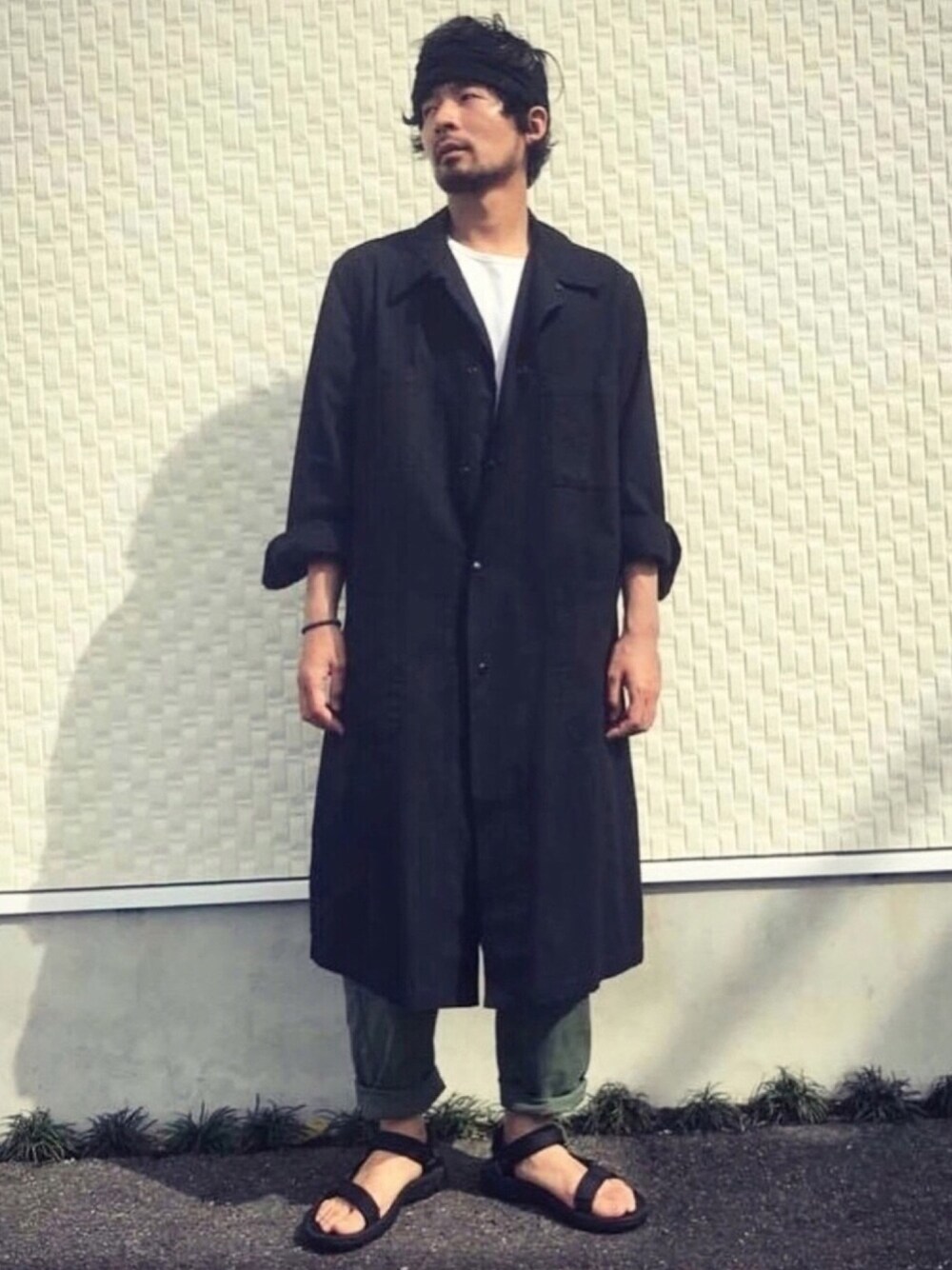 「vintage、ヘアバンド、UNIQLO、おしゃれさんと繋がりたい、オシャレウォーカー、teva、ミリタリー、春コーデ、スポーツサンダル、お洒落さんとつながりたい」｜「VINTAGEのアイテム（チェスターコート、ブラック系）」を使った、ましゃしさん（メンズ・174cm）の春コーディネートの1枚目の写真