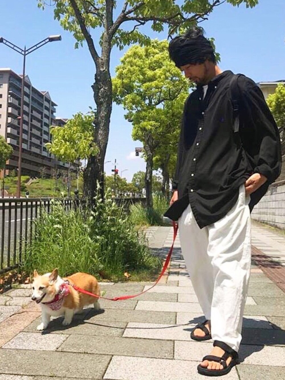 「春コーデ、オーバーサイズ、大人カジュアル、古着、古着MIX、ラクチンコーデ、スポーツサンダル、お洒落さんとつながりたい、おしゃれさんと繋がりたい、オシャレウォーカー」｜「CA4LAのアイテム（ニットキャップ/ビーニー、ブラック系）」を使った、ましゃしさん（メンズ・174cm）の春コーディネートの1枚目の写真