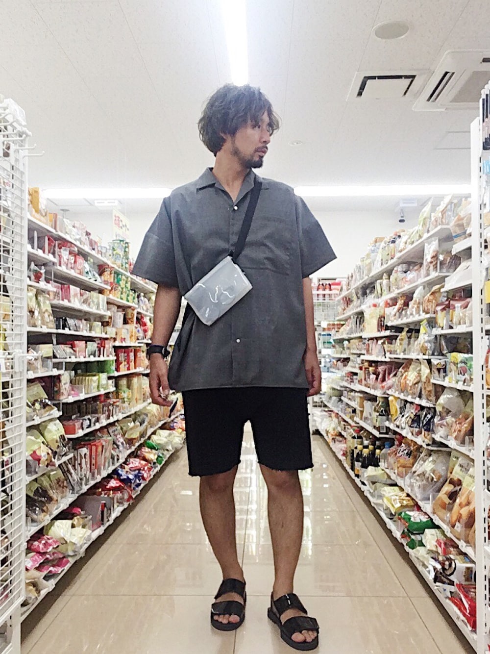 「夏コーデ、シンプル、シンプルコーデ、オープンカラーシャツ、シャツ、シャツスタイル、ショートパンツ、サンダル、オトナカジュアル、おしゃれさんと繋がりたい」｜「BASISBROEKのアイテム（シャツ/ブラウス、グレー系）」を使った、ましゃしさん（メンズ・174cm）の夏コーディネートの1枚目の写真
