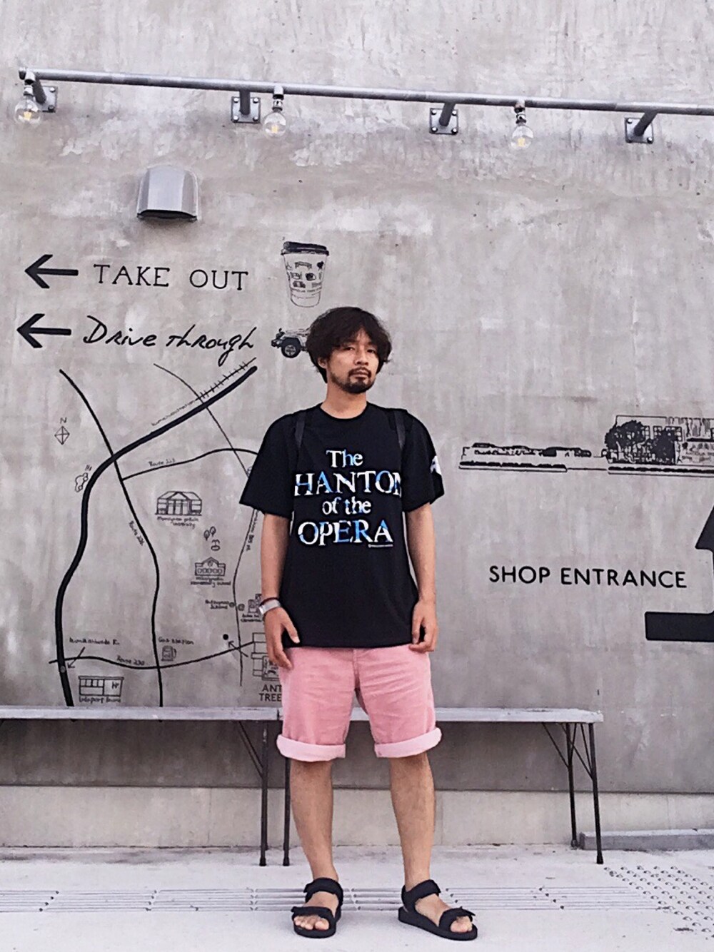 「夏コーデ、Tシャツ、ロゴT、ハーフパンツ、コーデュロイ、コーディロイパンツ、サンダル、スポサン、オトナカジュアル、おしゃれさんと繋がりたい」｜「usedのアイテム（Tシャツ/カットソー、ブラック系）」を使った、ましゃしさん（メンズ・174cm）の夏コーディネートの1枚目の写真