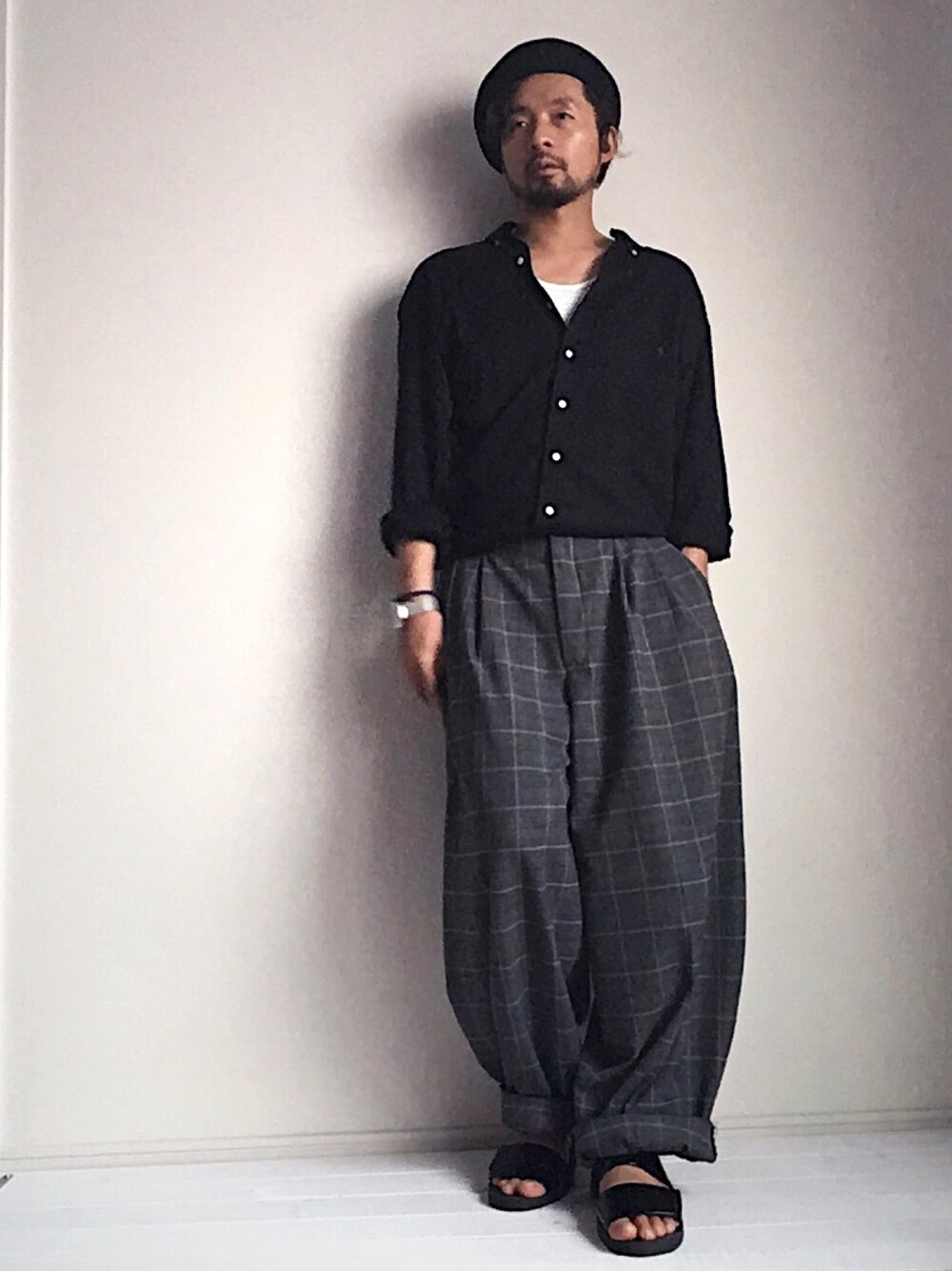 「夏コーデ、ビッグシルエット、ゆるコーデ、ラルフローレン、シャツスタイル、チェックパンツ、サンダル、ベレー帽、ブラック、きれいめカジュアル」｜「RALPH LAURENのアイテム（シャツ/ブラウス、ブラック系）」を使った、ましゃしさん（メンズ・174cm）の夏コーディネートの1枚目の写真