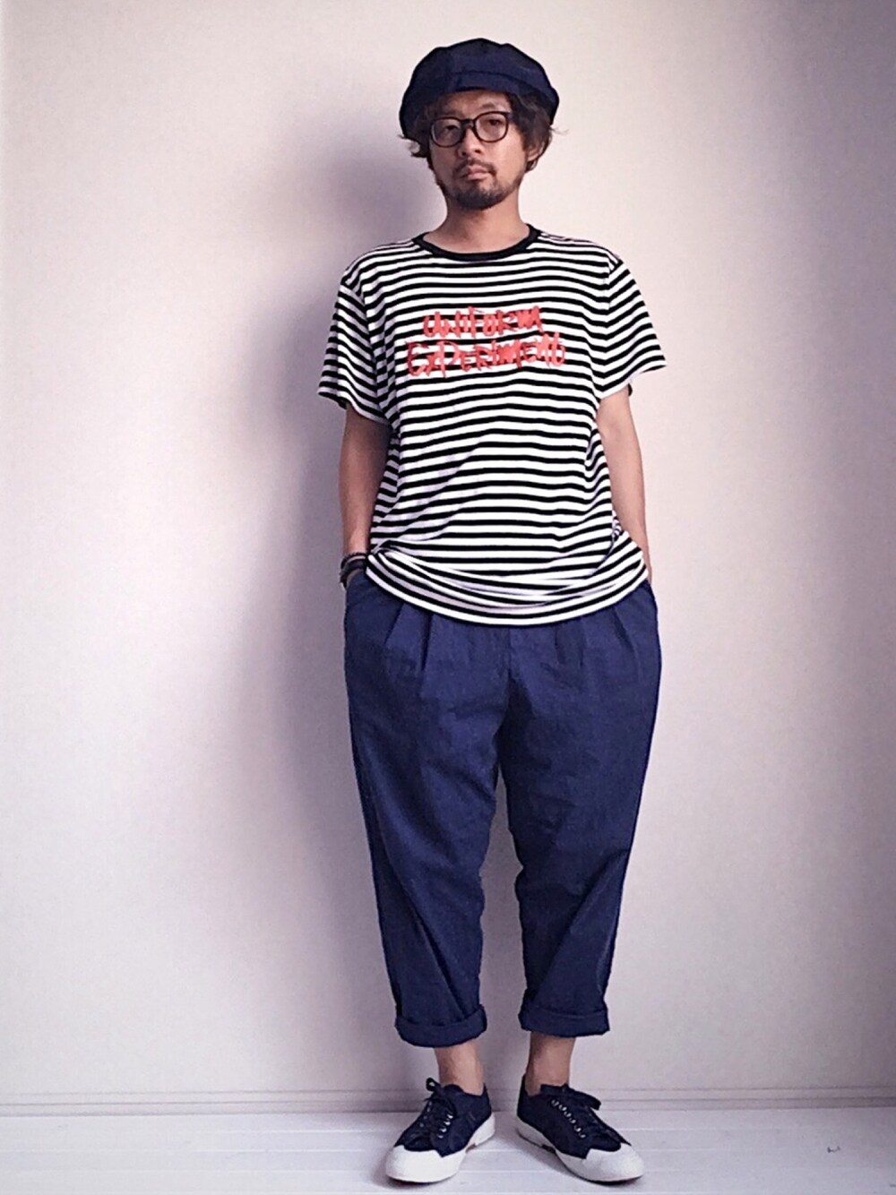 「夏コーデ、Tシャツ、ボーダー、イージーパンツ、ミリタリー、サングラス、めがね、ベレー帽、ハンチング、オトナカジュアル」｜「fragment designのアイテム（Tシャツ/カットソー、その他）」を使った、ましゃしさん（メンズ・174cm）の夏コーディネートの1枚目の写真