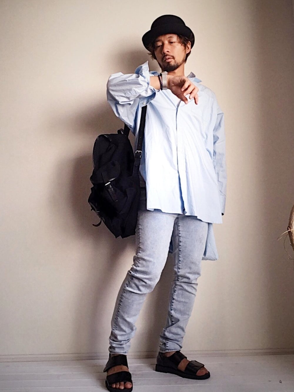 「夏コーデ、シャツスタイル、ロングシャツ、ハット、デニム、スキニーデニム、ウルトラストレッチジーンズ、サンダル、リュック、おしゃれさんと繋がりたい」｜「UNIQLOのアイテム（その他パンツ、ブルー系）」を使った、ましゃしさん（メンズ・174cm）の夏コーディネートの1枚目の写真