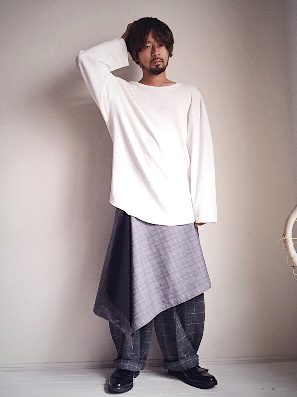 「ゆるコーデ、ビッグシルエット、チェックパンツ、ポンチョ、MB、metaphysica」｜「MBのアイテム（ポンチョ、グレー系）」を使った、ましゃしさん（メンズ・174cm）の夏コーディネートの1枚目の写真