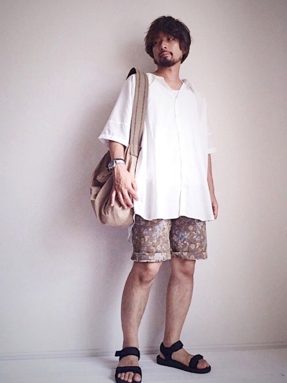 「ゆるコーデ、ビッグシルエット、シャツ、ハーフパンツ、サンダル、ボタニカル柄、夏セールで買いました、オシャレウォーカー、n''Or、JW Anderson x UNIQLO」｜「n'OrLABELのアイテム（シャツ/ブラウス、ホワイト系）」を使った、ましゃしさん（メンズ・174cm）の夏コーディネートの1枚目の写真