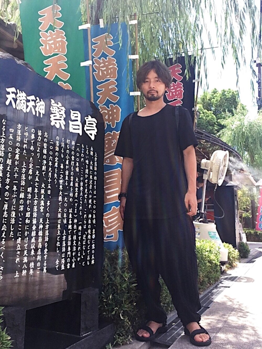 「夏のワントーンコーデ、ワントーンコーデ、ZARA、ザラ、tree cafe、イージーパンツ、teva、スポーツサンダル、オトナカジュアル、おしゃれさんと繋がりたい」｜「tree cafeのアイテム（その他パンツ、ブラック系）」を使った、ましゃしさん（メンズ・174cm）の夏コーディネートの1枚目の写真