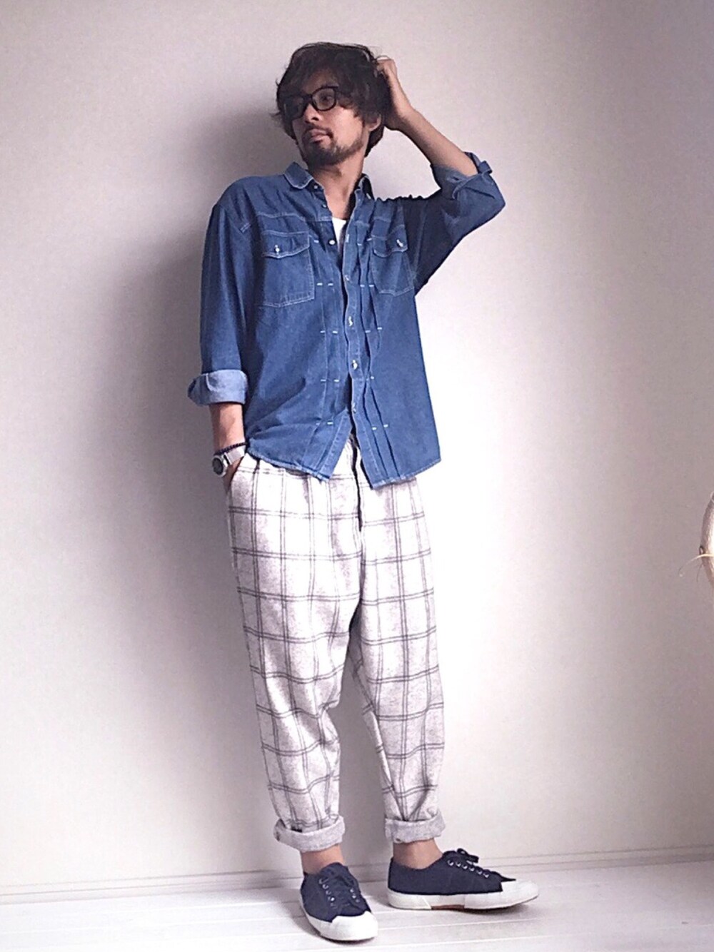 「夏コーデ、ゆるコーデ、シャツスタイル、デニムシャツ、イージーパンツ、チェックパンツ、サングラス、セーラーシューズ、オトナカジュアル、おしゃれさんと繋がりたい」｜「usedのアイテム（シャツ/ブラウス、ブルー系）」を使った、ましゃしさん（メンズ・174cm）の夏コーディネートの1枚目の写真