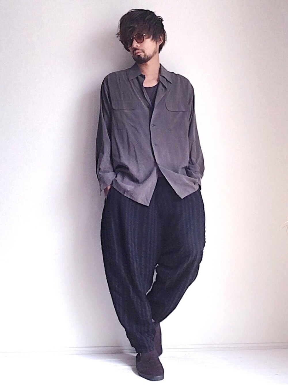 「シャツ、シャツスタイル、シルクシャツ、イージーパンツ、スリッポン、サングラス、オトナカジュアル、おしゃれさんと繋がりたい」｜「usedのアイテム（Tシャツ/カットソー、グリーン系）」を使った、ましゃしさん（メンズ・174cm）の夏コーディネートの1枚目の写真