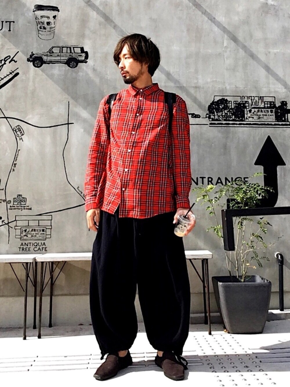 「ゆるコーデ、シャツスタイル、シャツ、チェックシャツ、イージーパンツ、スリッポン、ヨウジヤマモト、yohjiyamamoto、H&M、おしゃれさんと繋がりたい」｜「H&Mのアイテム（シャツ/ブラウス、レッド系）」を使った、ましゃしさん（メンズ・174cm）の夏コーディネートの1枚目の写真