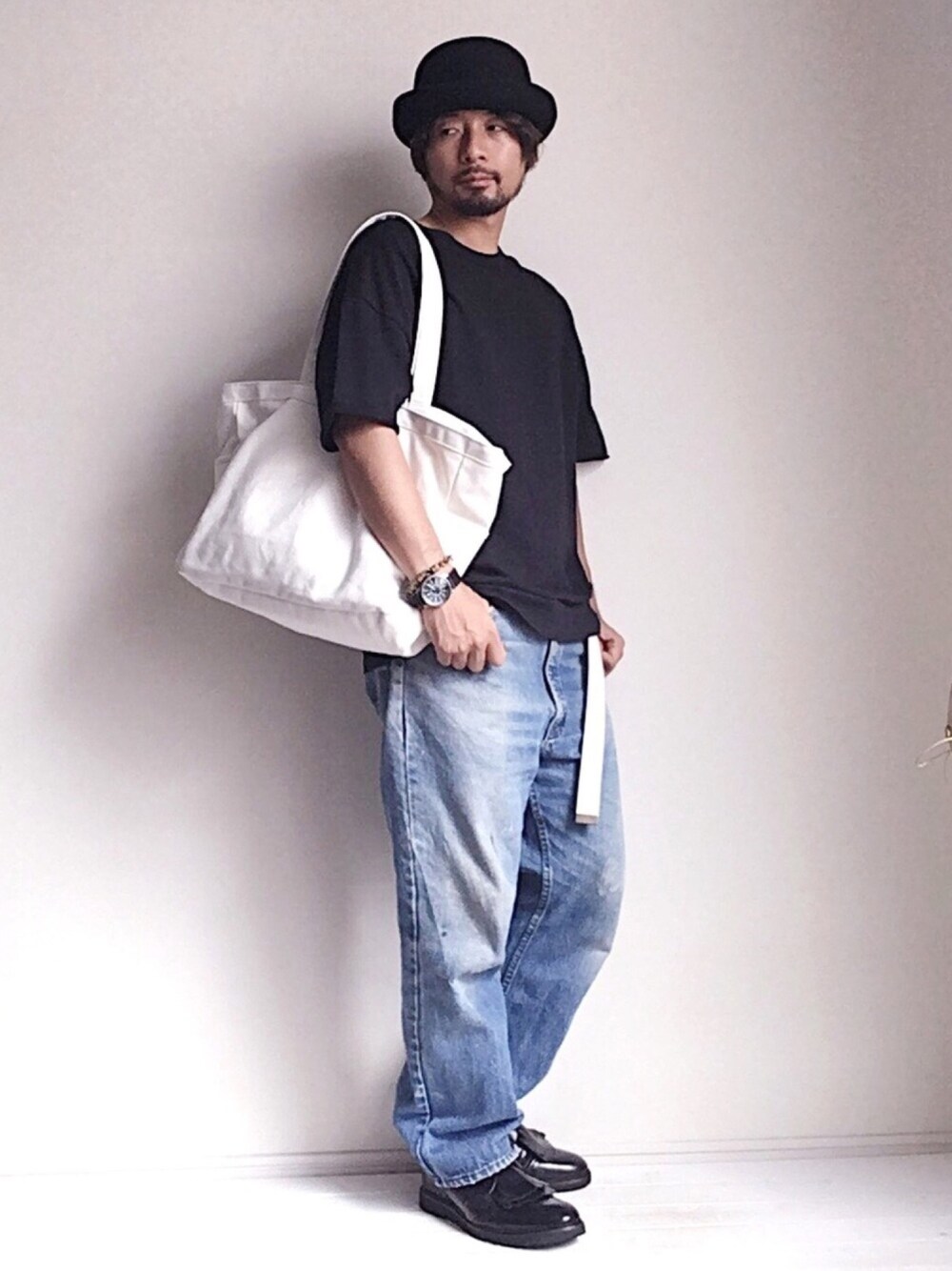 「夏コーデ、デニム、デニムパンツ、黒Tシャツ、ハット、トートバッグ、ZARA、リーバイス、オトナカジュアル、おしゃれさんと繋がりたい」｜「Levi'sのアイテム（デニムパンツ、ブルー系）」を使った、ましゃしさん（メンズ・174cm）の夏コーディネートの1枚目の写真