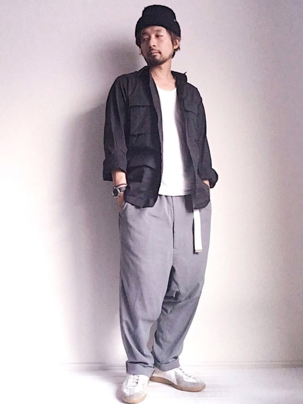 「秋のコーデ、秋コーデ、BDU、BDUジャケット、ミリタリー、ミリタリージャケット、ニット帽、ジャーマントレーナー、オシャレウォーカー、オトナカジュアル」｜「BDUジャケット357のアイテム（ミリタリージャケット、ブラック系）」を使った、ましゃしさん（メンズ・174cm）の夏コーディネートの1枚目の写真
