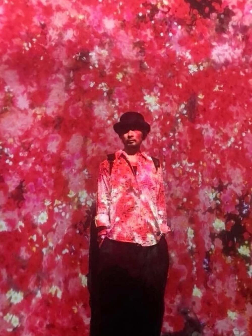 「シャツ、シャツスタイル、柄シャツ、ハット、ヨウジヤマモト、yohjiyamamoto、tree cafe、チームラボ、チームラボ 学ぶ！未来の遊園地」｜「Yohji Yamamotoのアイテム（その他パンツ、ブルー系）」を使った、ましゃしさん（メンズ・174cm）の秋コーディネートの1枚目の写真