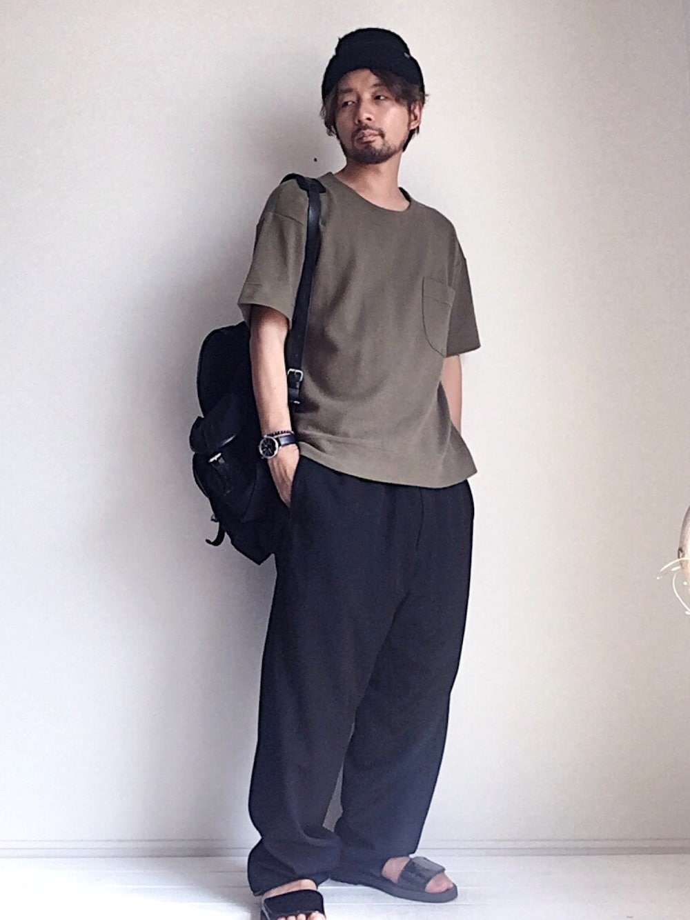 「秋服準備はじめました、ニット帽、オリーブ、リュック、ヨウジヤマモト、yohjiyamamoto、サンダル、オトナカジュアル、おしゃれさんと繋がりたい」｜「decordutissuのアイテム（Tシャツ/カットソー、グリーン系）」を使った、ましゃしさん（メンズ・174cm）の秋コーディネートの1枚目の写真