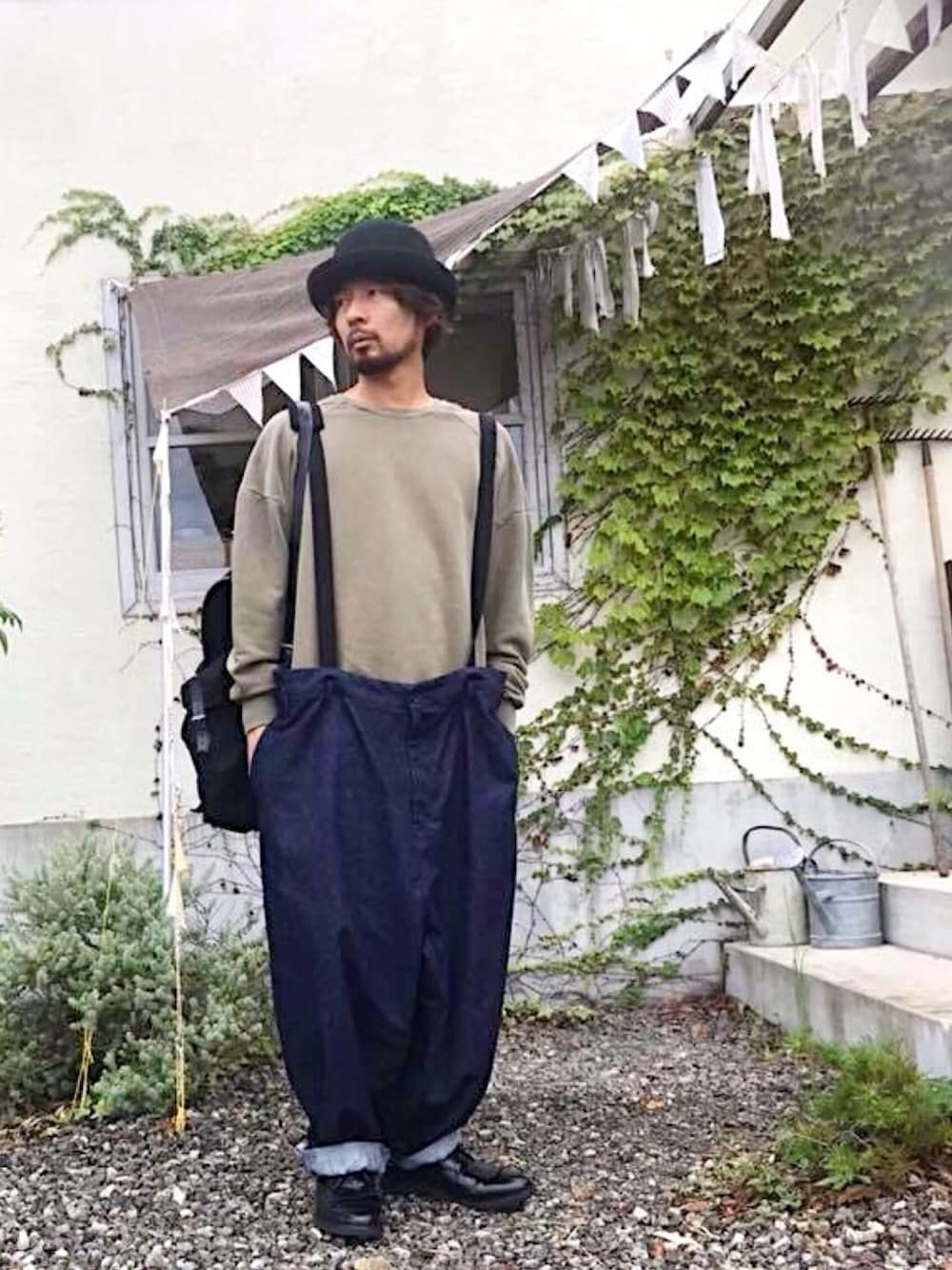 「秋服準備はじめました、秋のコーデ、秋コーデ、スウェット、ハット、ワイドパンツ、ワイドデニム、サスペンダー、ゆるコーデ、ビッグシルエット」｜「tree cafeのアイテム（スウェット、グリーン系）」を使った、ましゃしさん（メンズ・174cm）の秋コーディネートの1枚目の写真